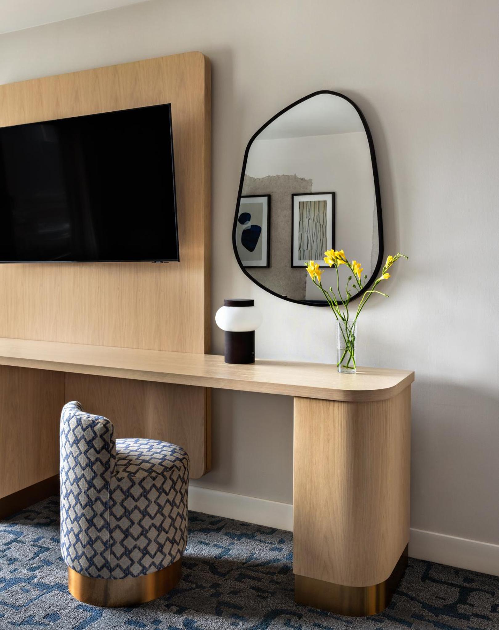 Essential King Room with Tub - Mobility Accessible thumbnail 5