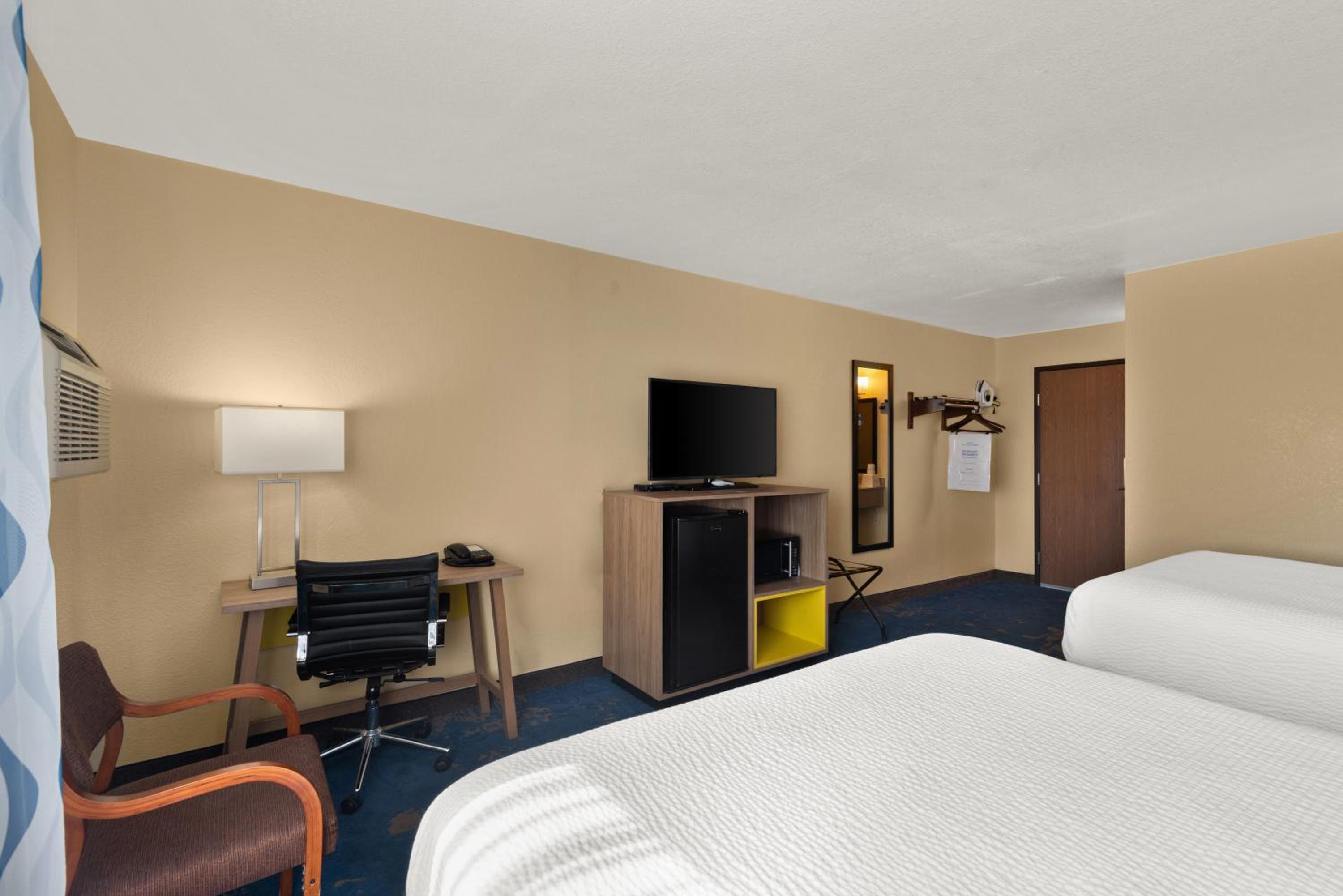 Queen Room with Two Queen Beds - Non-Smoking - Photo 4