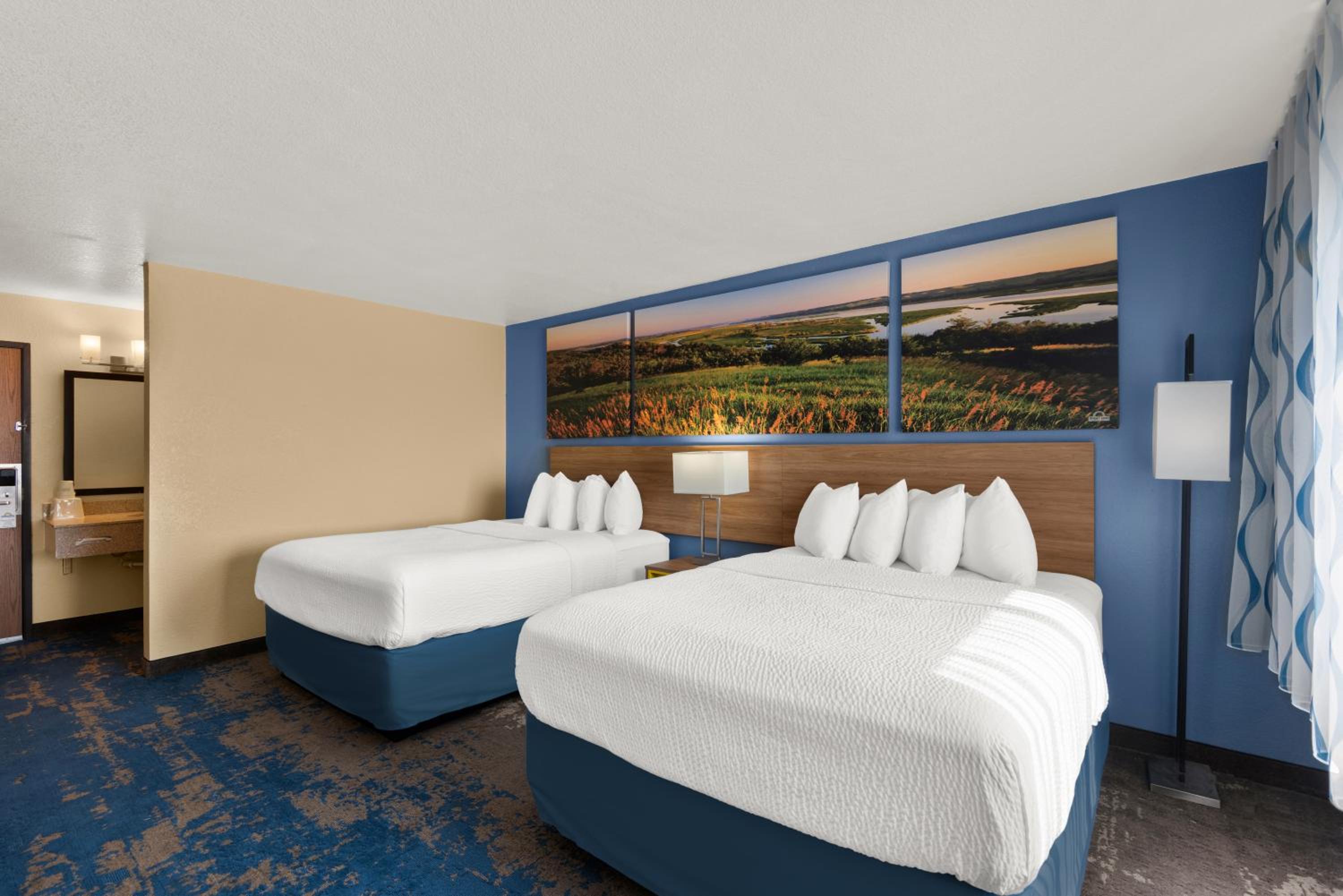 Queen Room with Two Queen Beds - Non-Smoking - Photo 1