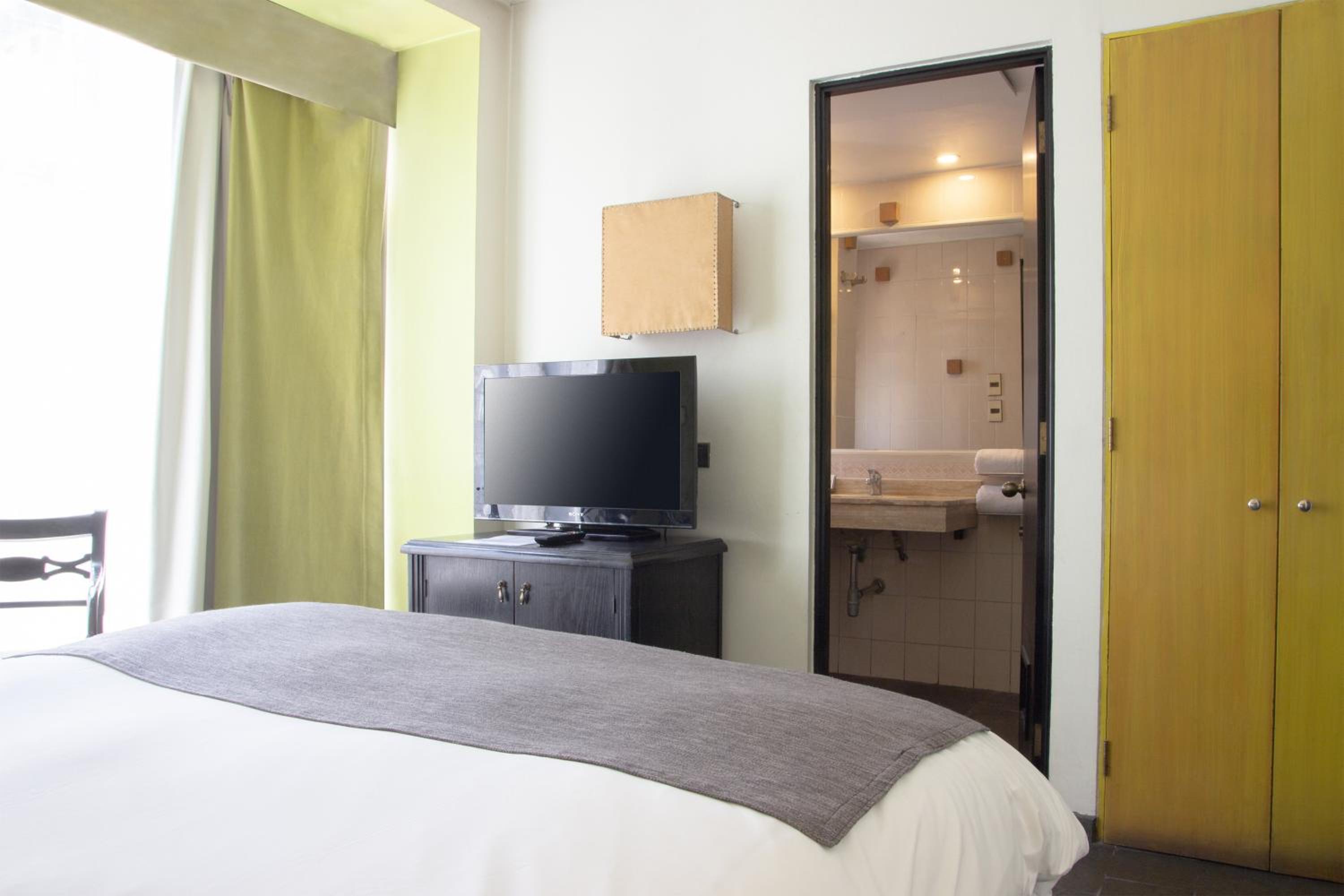 Standard Double Room - Photo 4