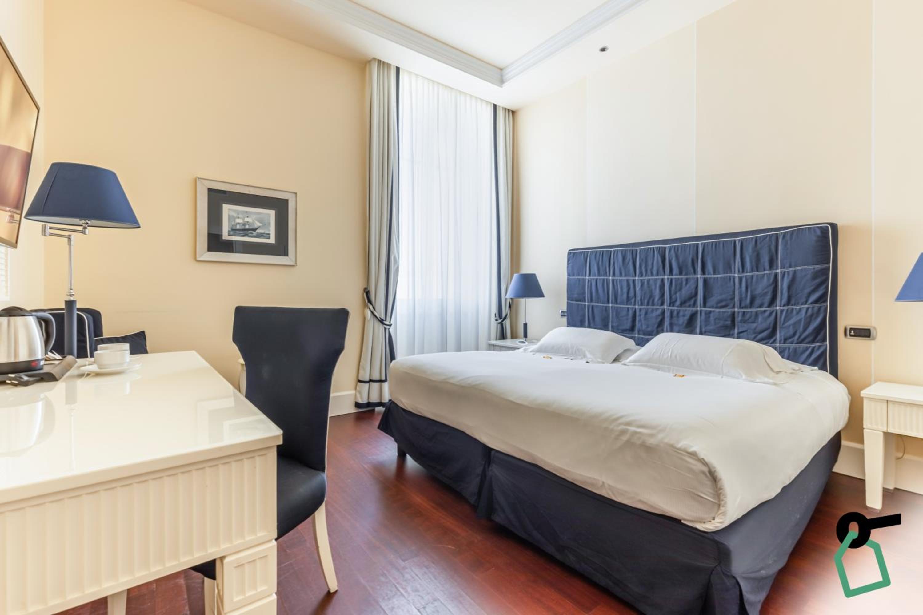 Standard Double Room - Photo 8