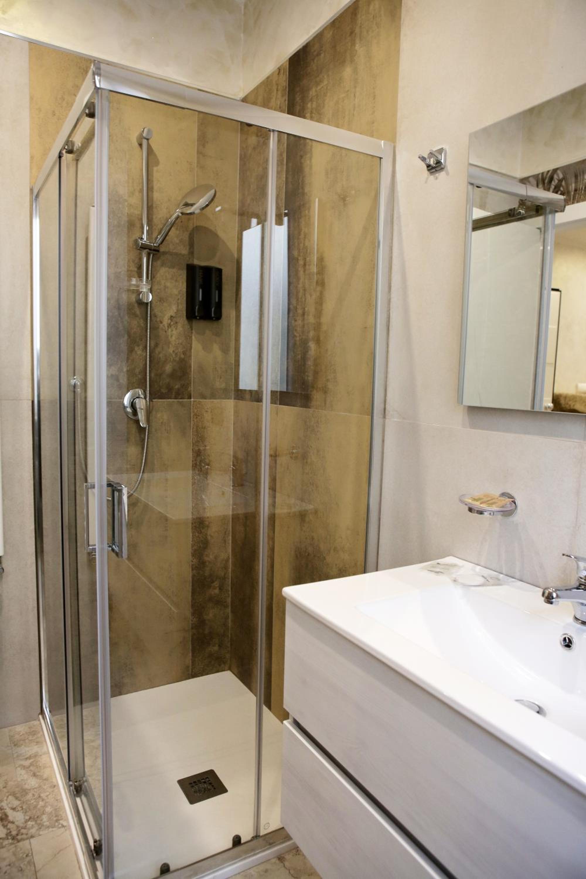 Double Room with Private Bathroom photo 2