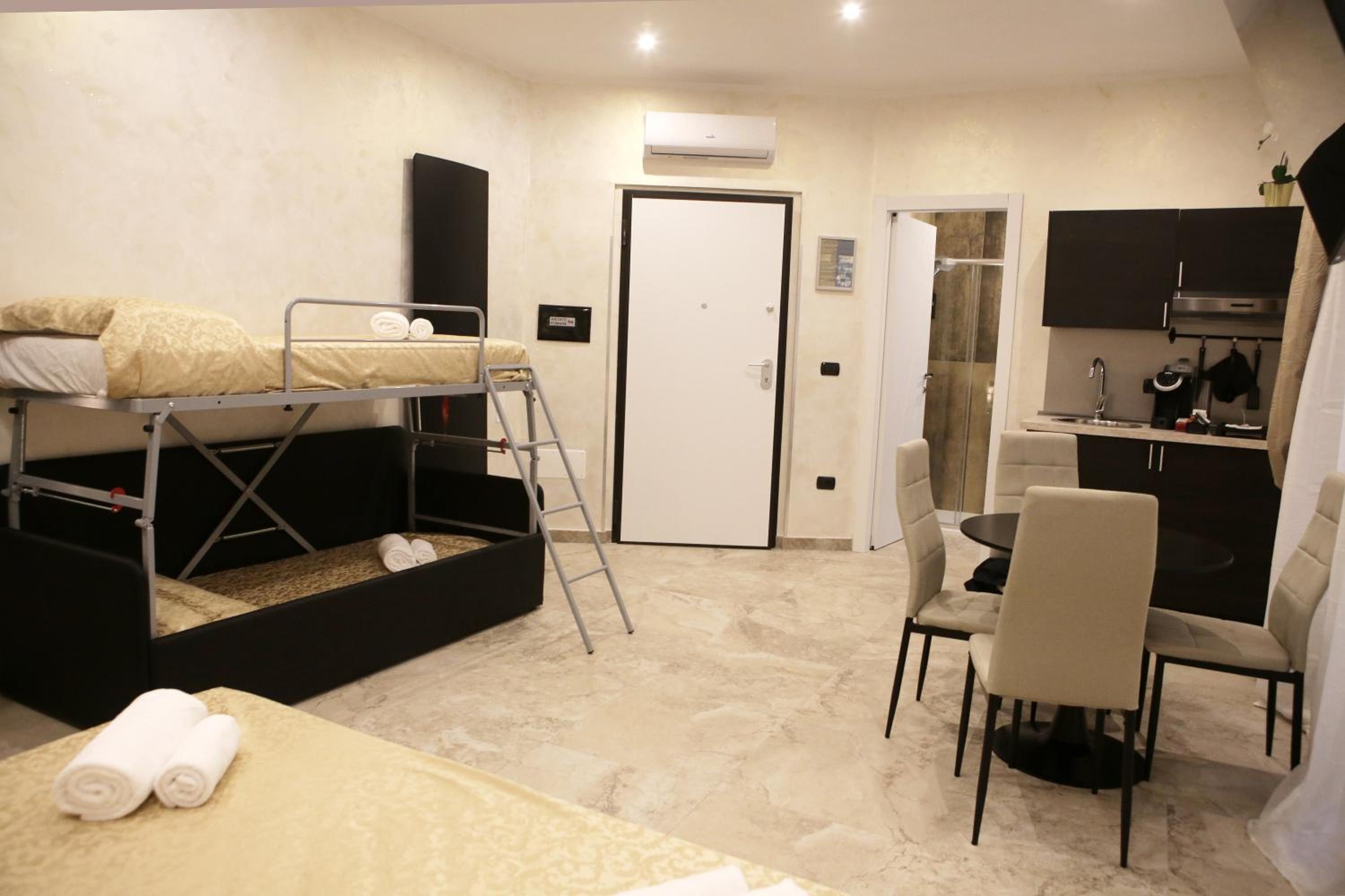 Quadruple Room with Private Bathroom photo 2