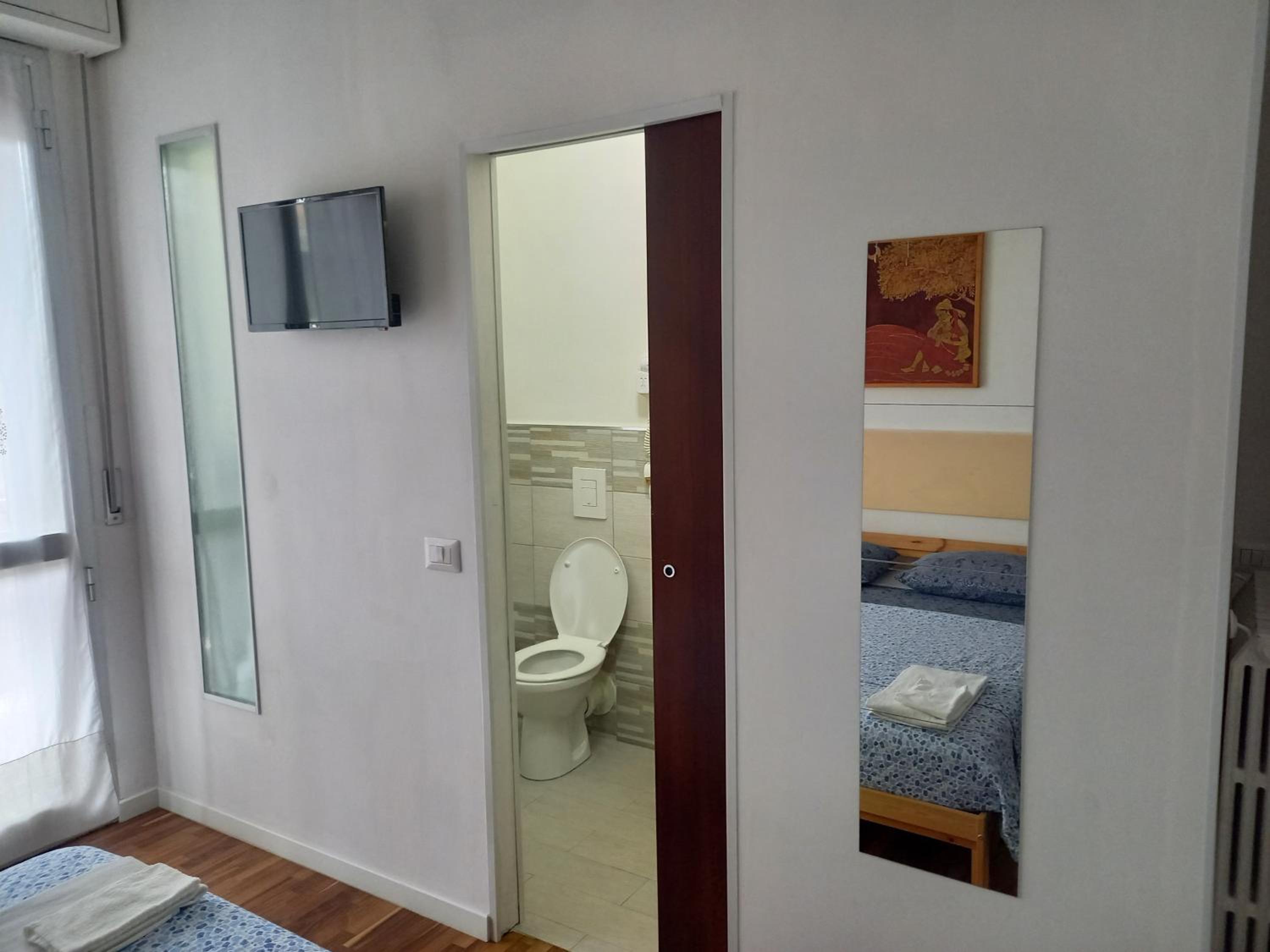 Double Room with Private Bathroom - Photo 4