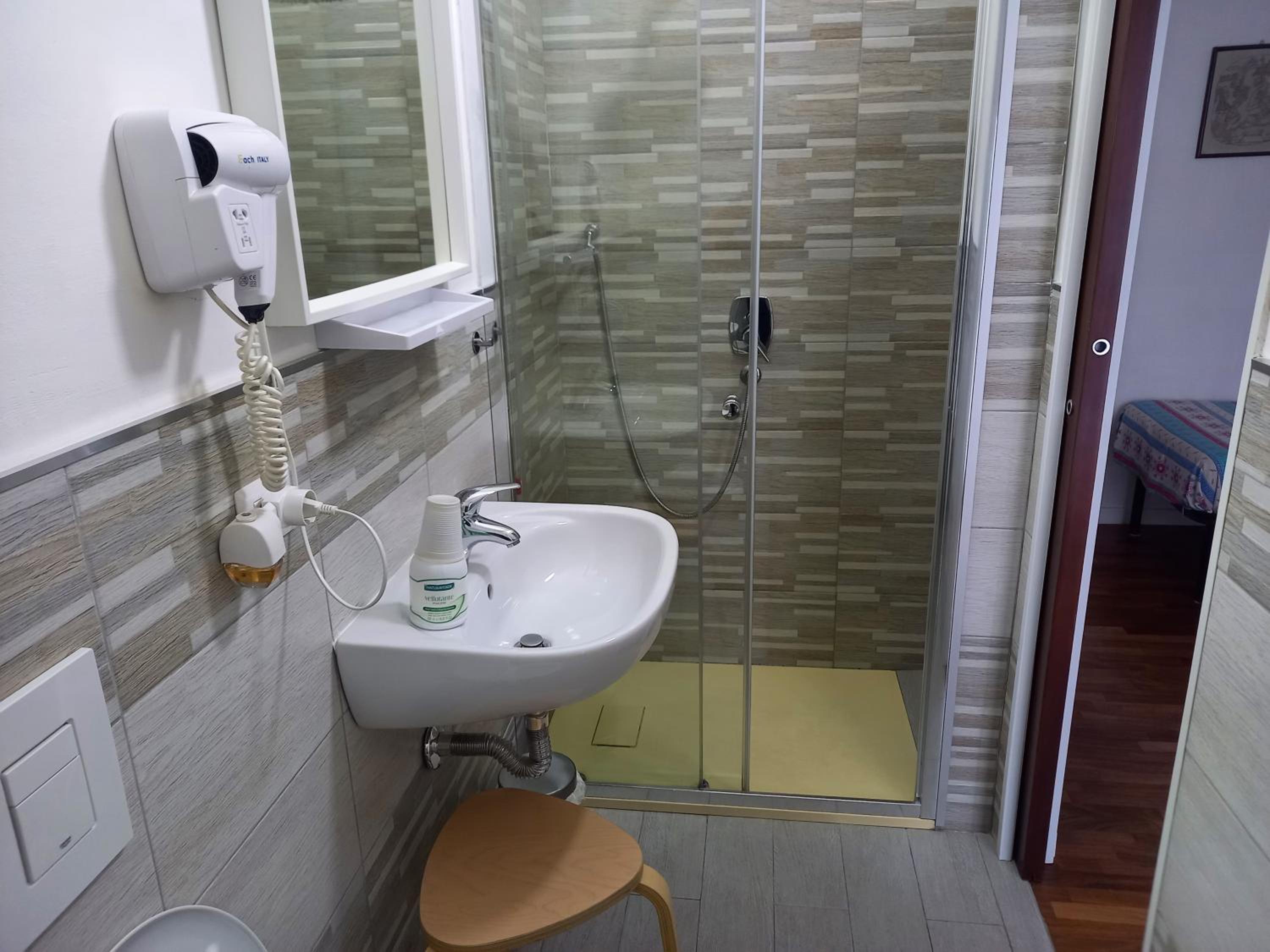 Double Room with Private Bathroom - Photo 5