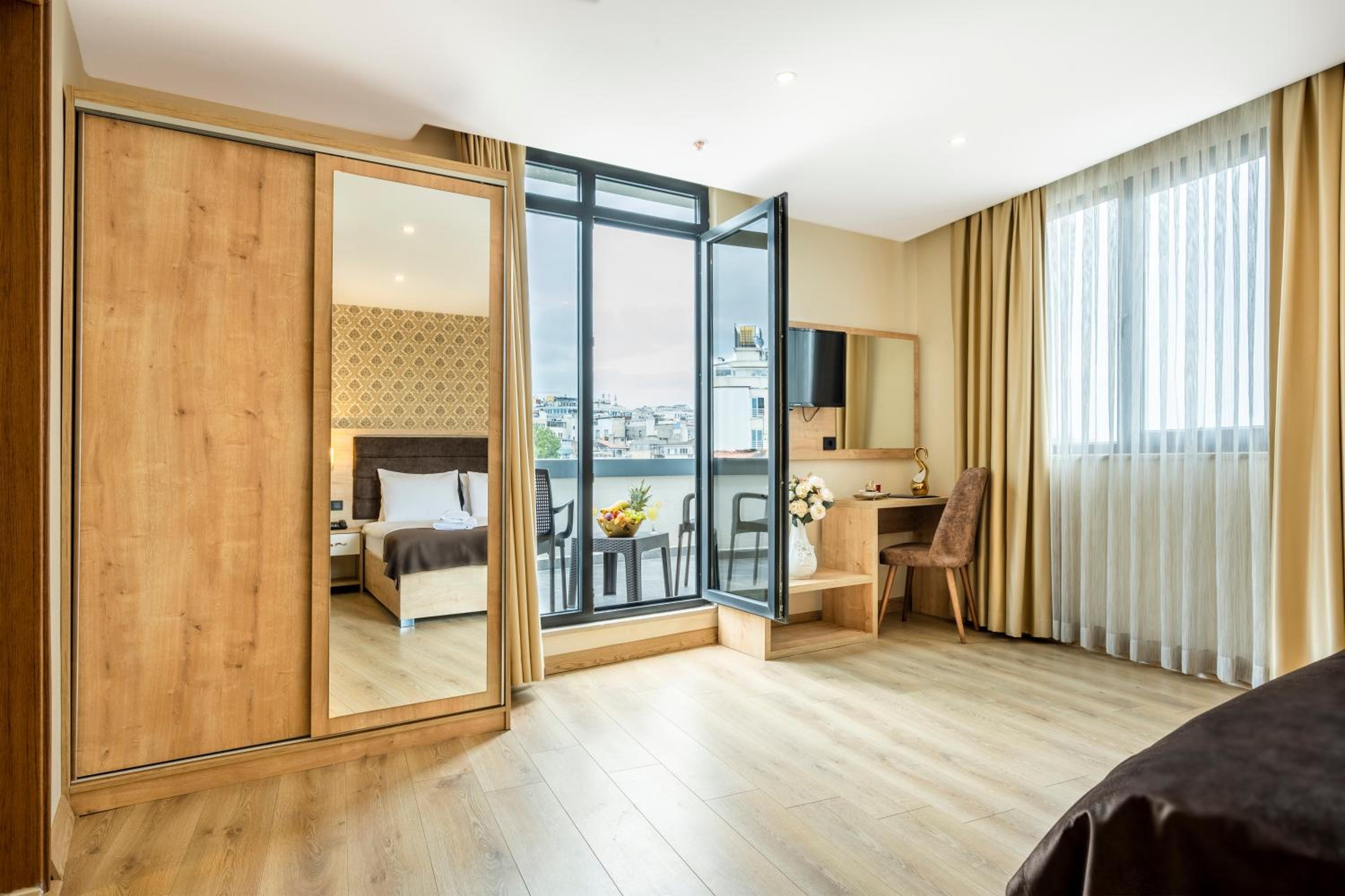 Deluxe Suite with Sea View photo 2