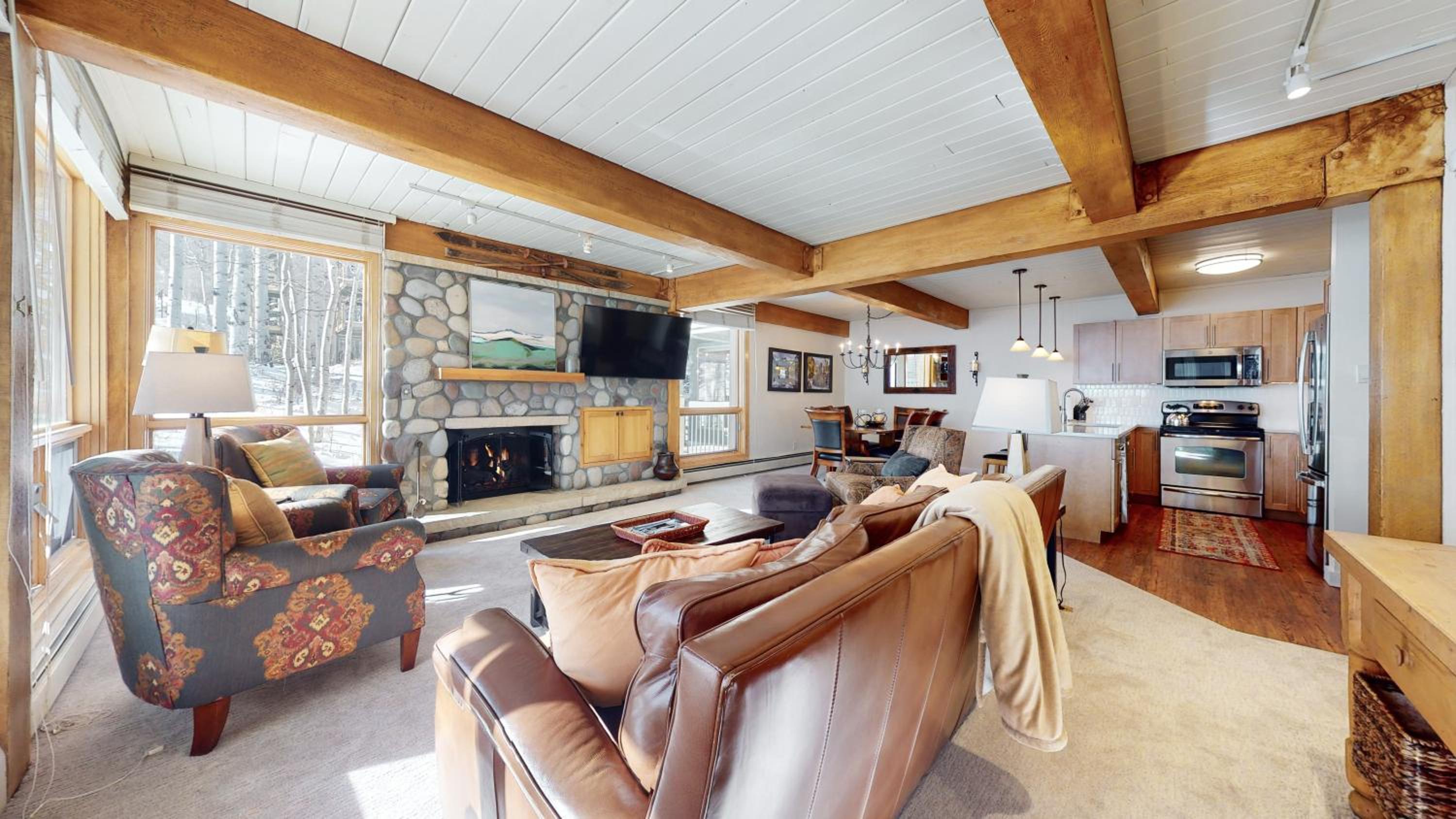 Three-Bedroom Platinum Point Apartment photo 2
