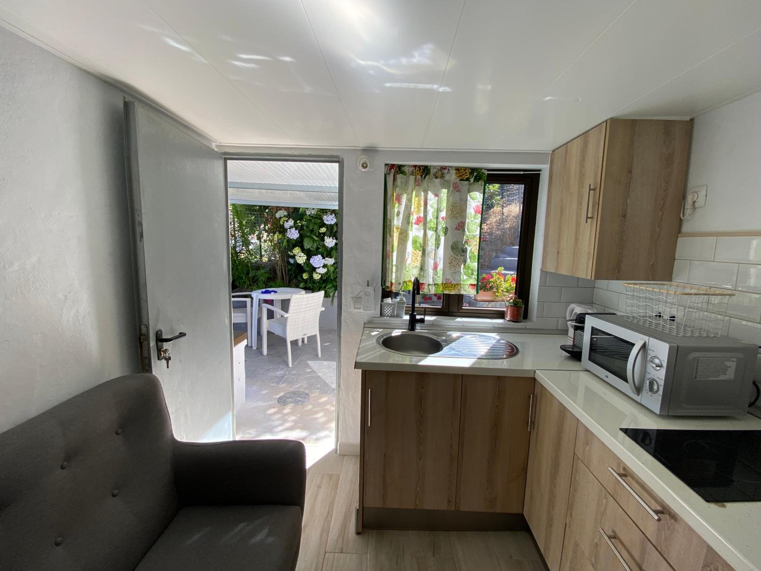 Studio Apartment - Photo 2