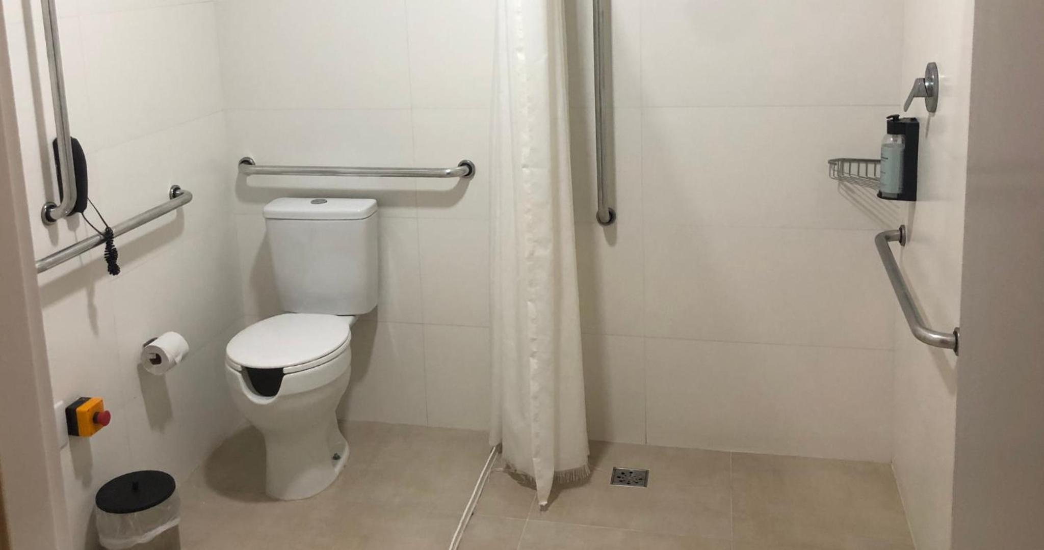 Queen Room - Disability Access - Photo 7