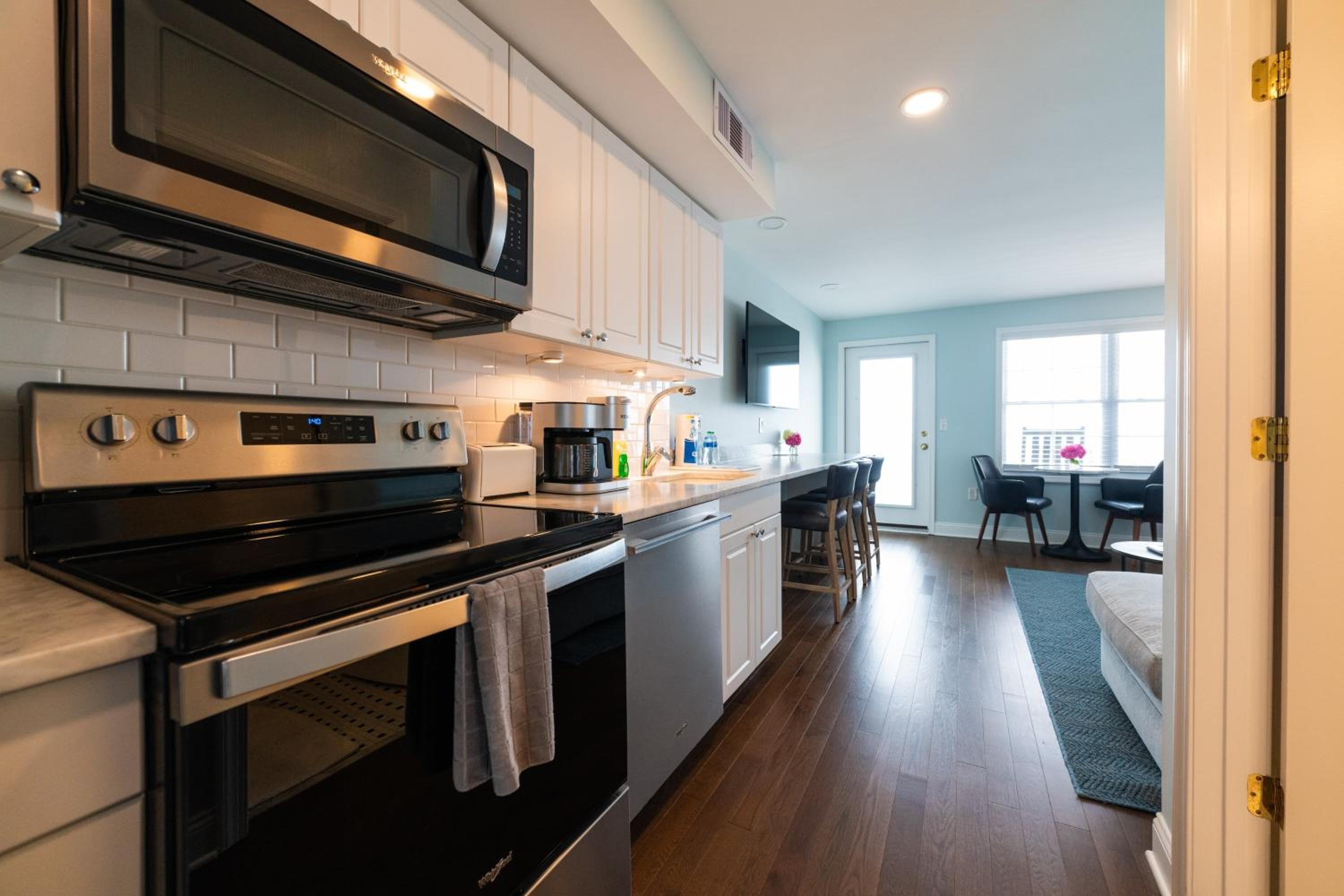 One-Bedroom Apartment with Balcony - Photo 3