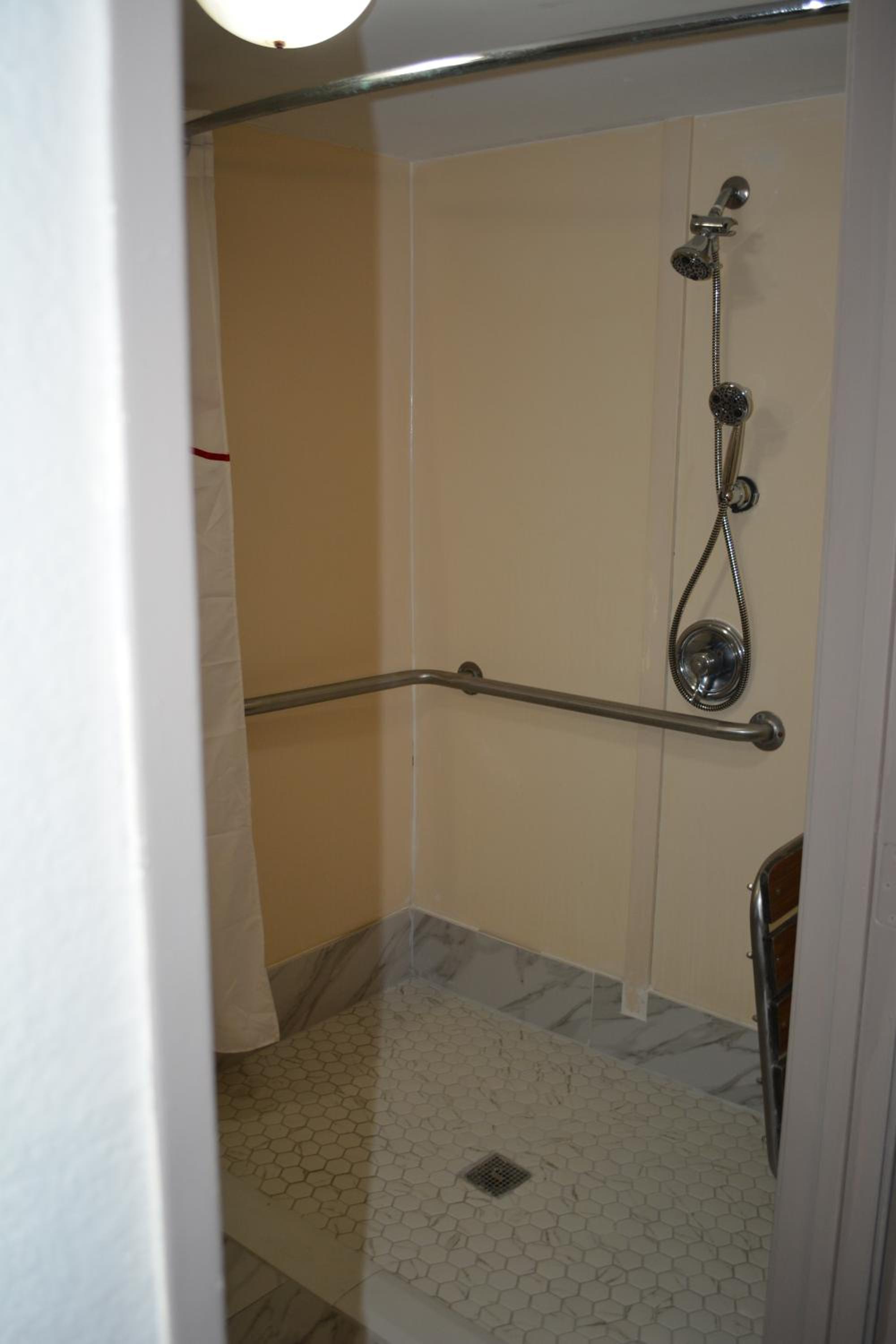  Deluxe Room With Two Double Beds Disability Access Roll-In Shower Non-Smoking photo 2