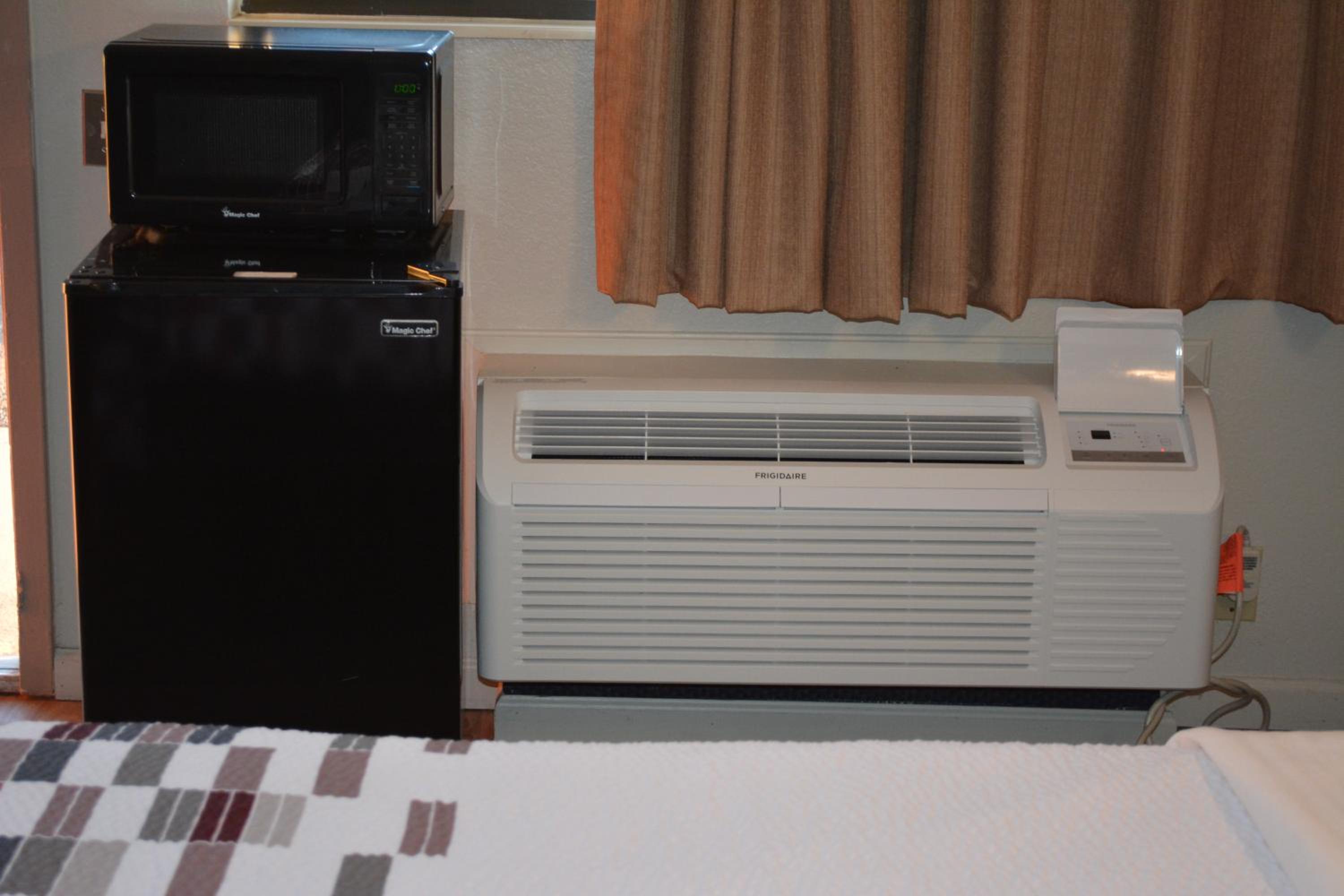  Deluxe Room With Two Double Beds Disability Access Roll-In Shower Non-Smoking photo 1