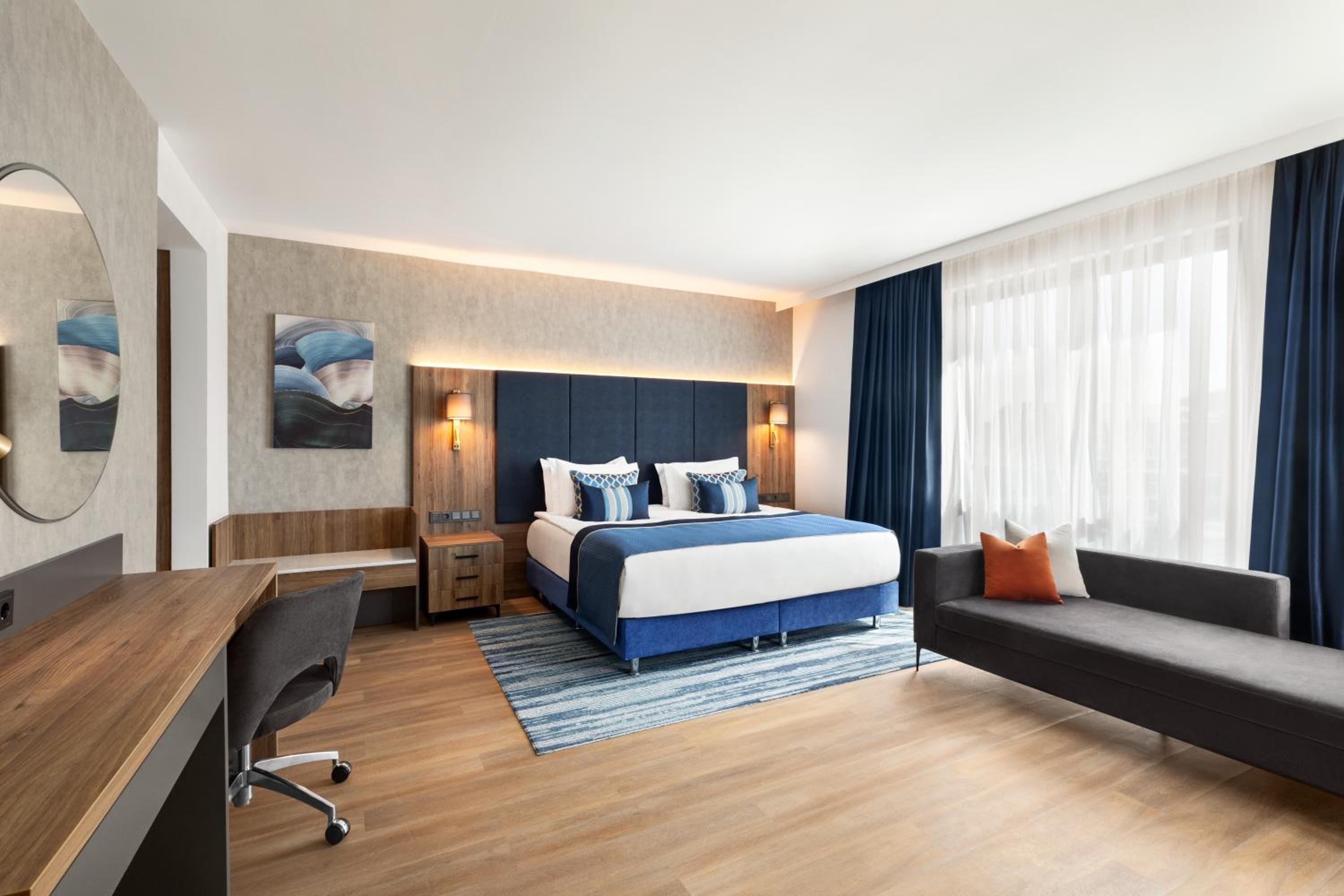 Executive Suite - Photo 6
