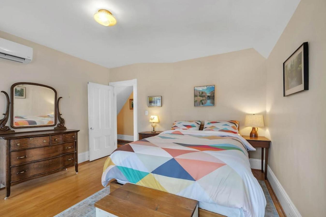 Five-Bedroom House photo 1