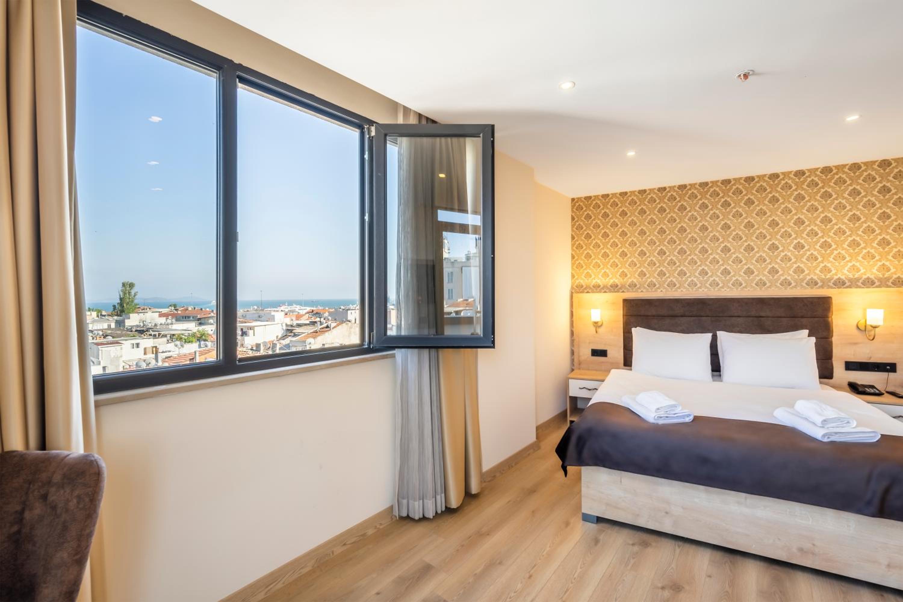 Deluxe Suite with Sea View photo 3