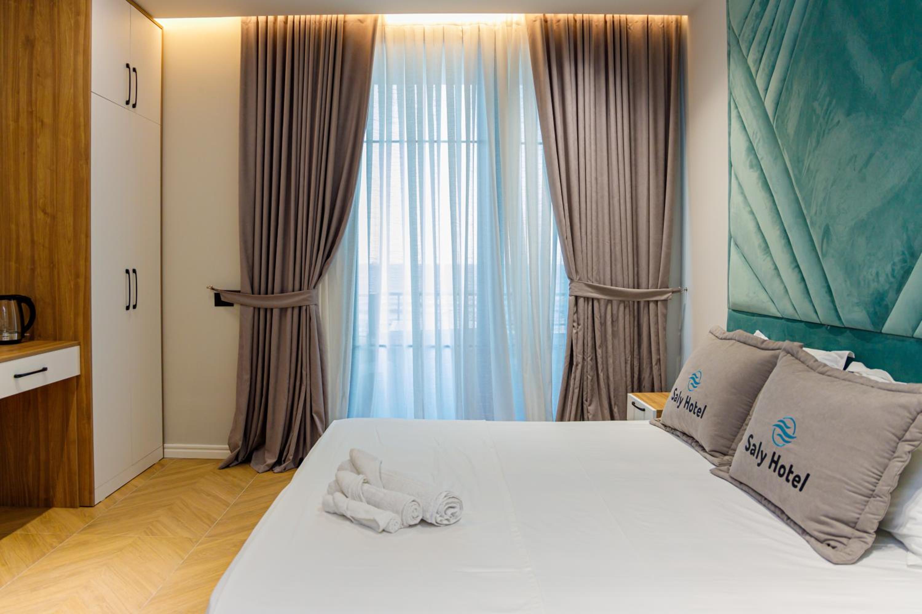 Deluxe Double Room with Side Sea View