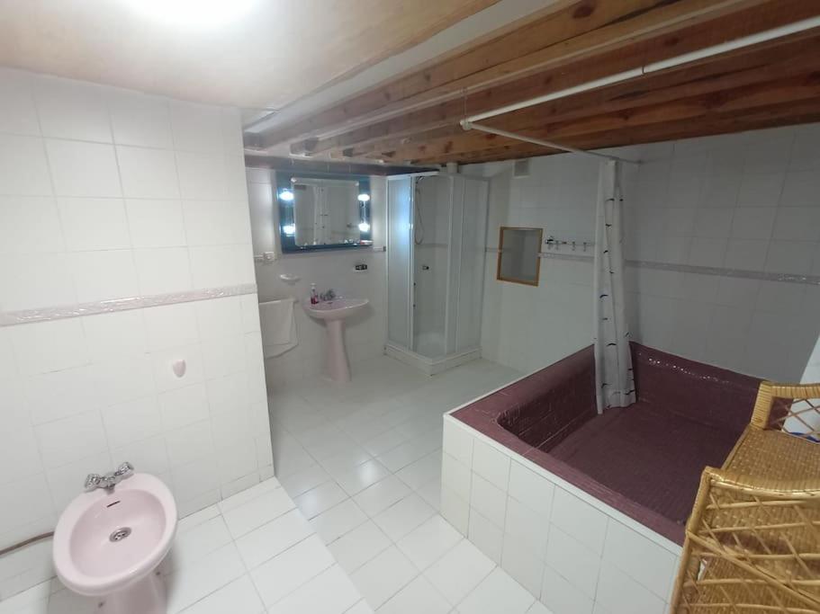 Five-Bedroom House photo 2