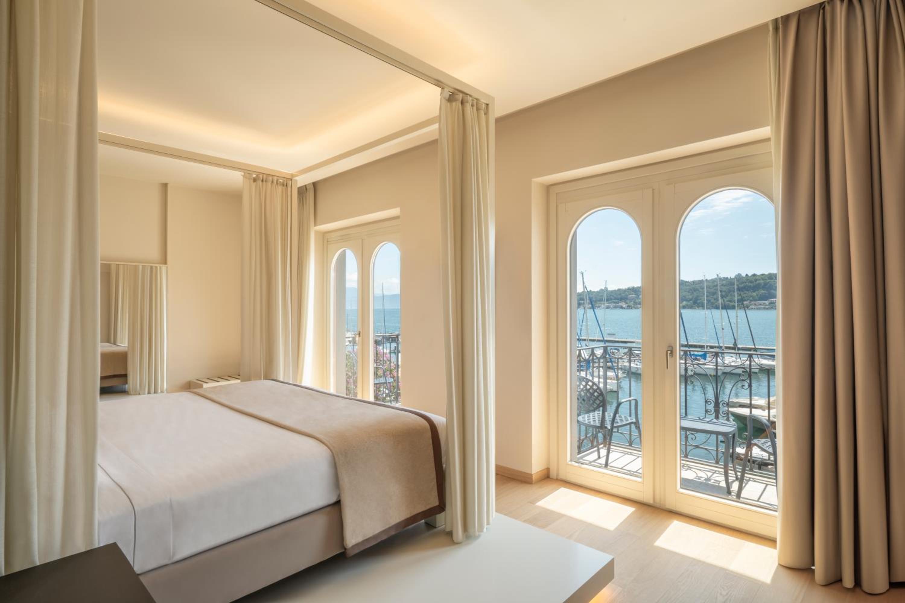 King Room with Lake View - Photo 5