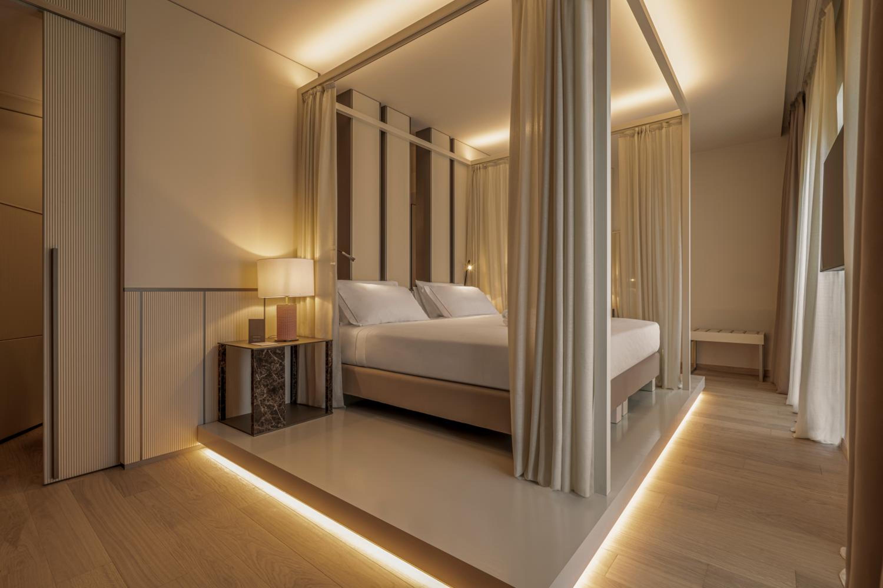 King Room with Lake View - Photo 3