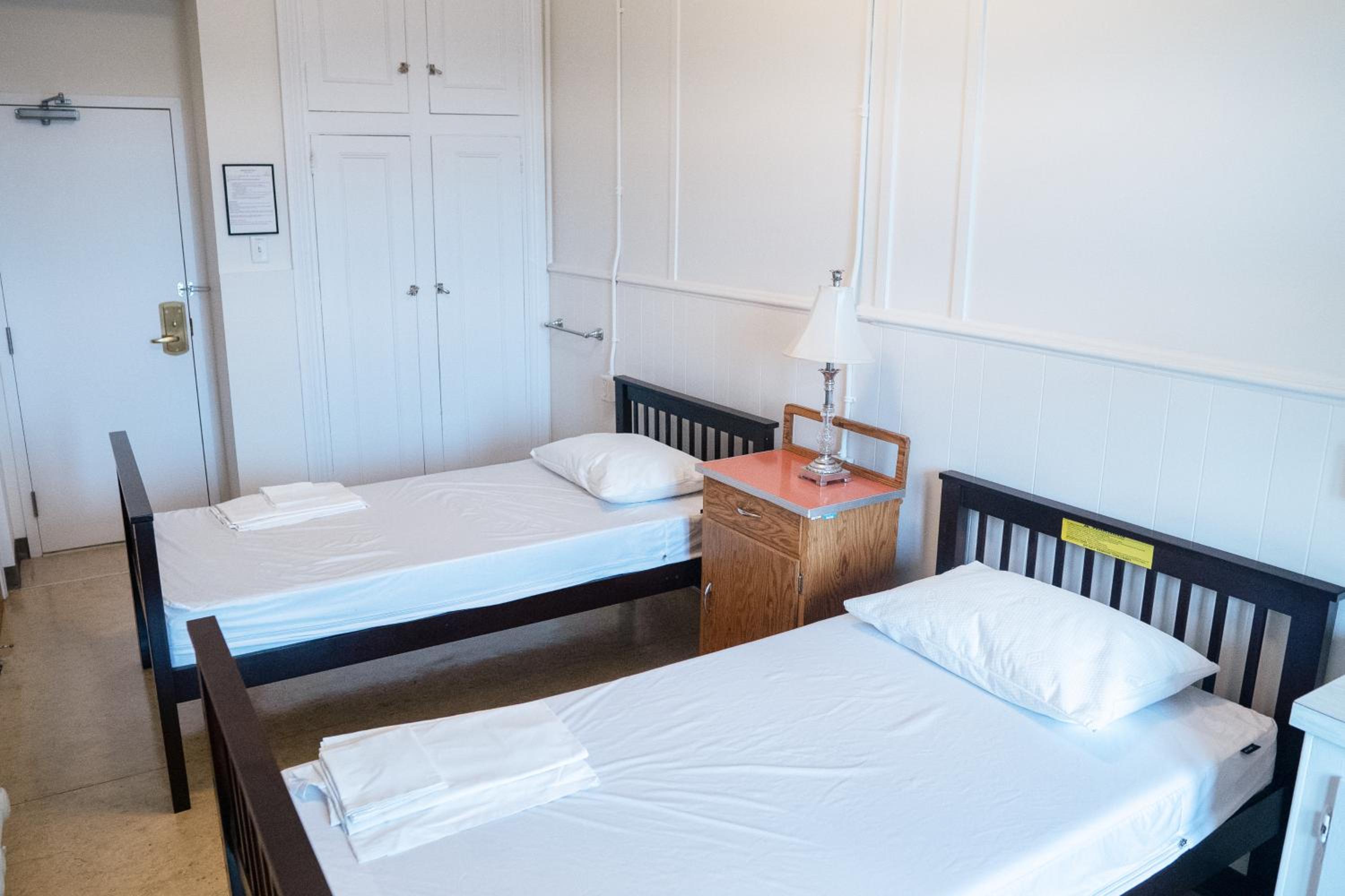 Twin Room with Private Bathroom - Photo 1