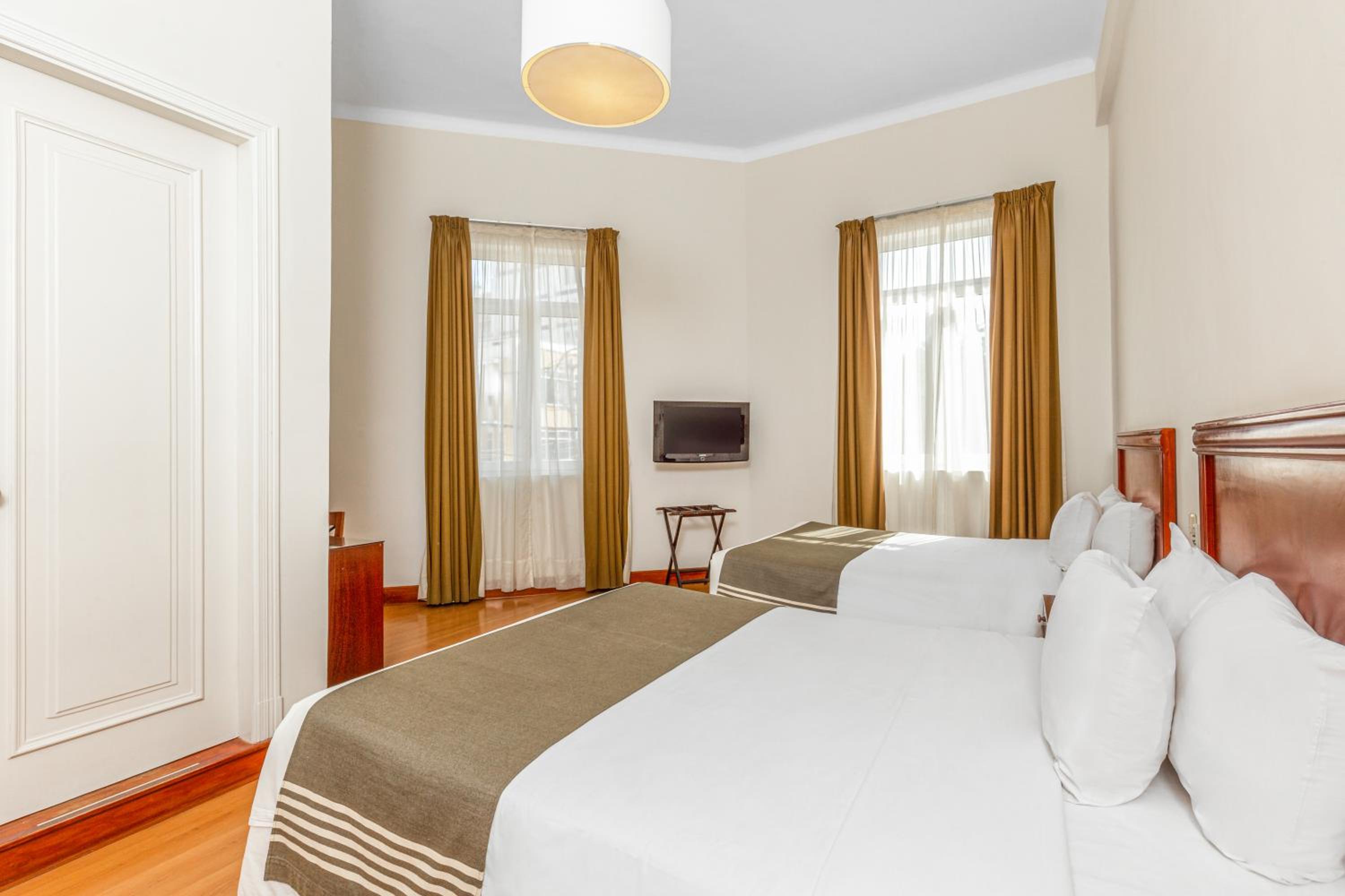 Standard Twin Room - Photo 3