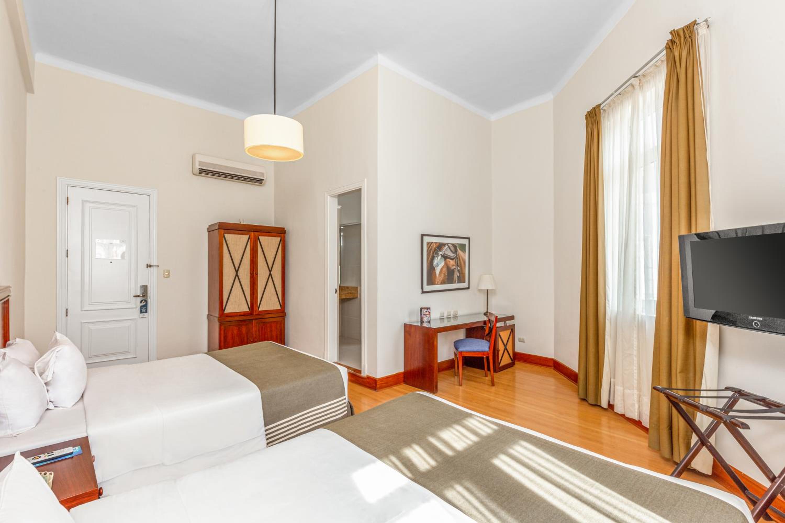 Standard Twin Room - Photo 1