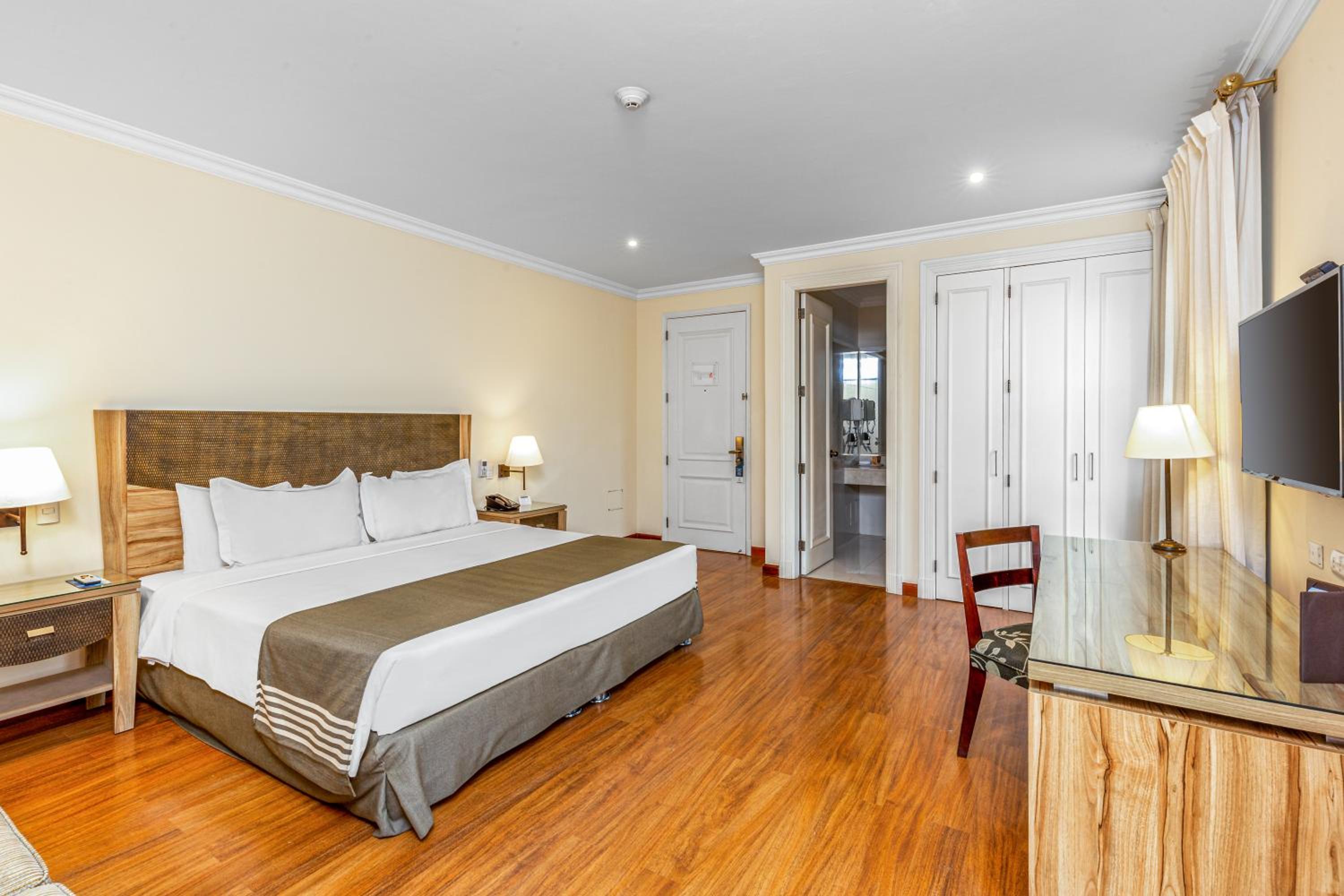 Superior King Room - Photo 3