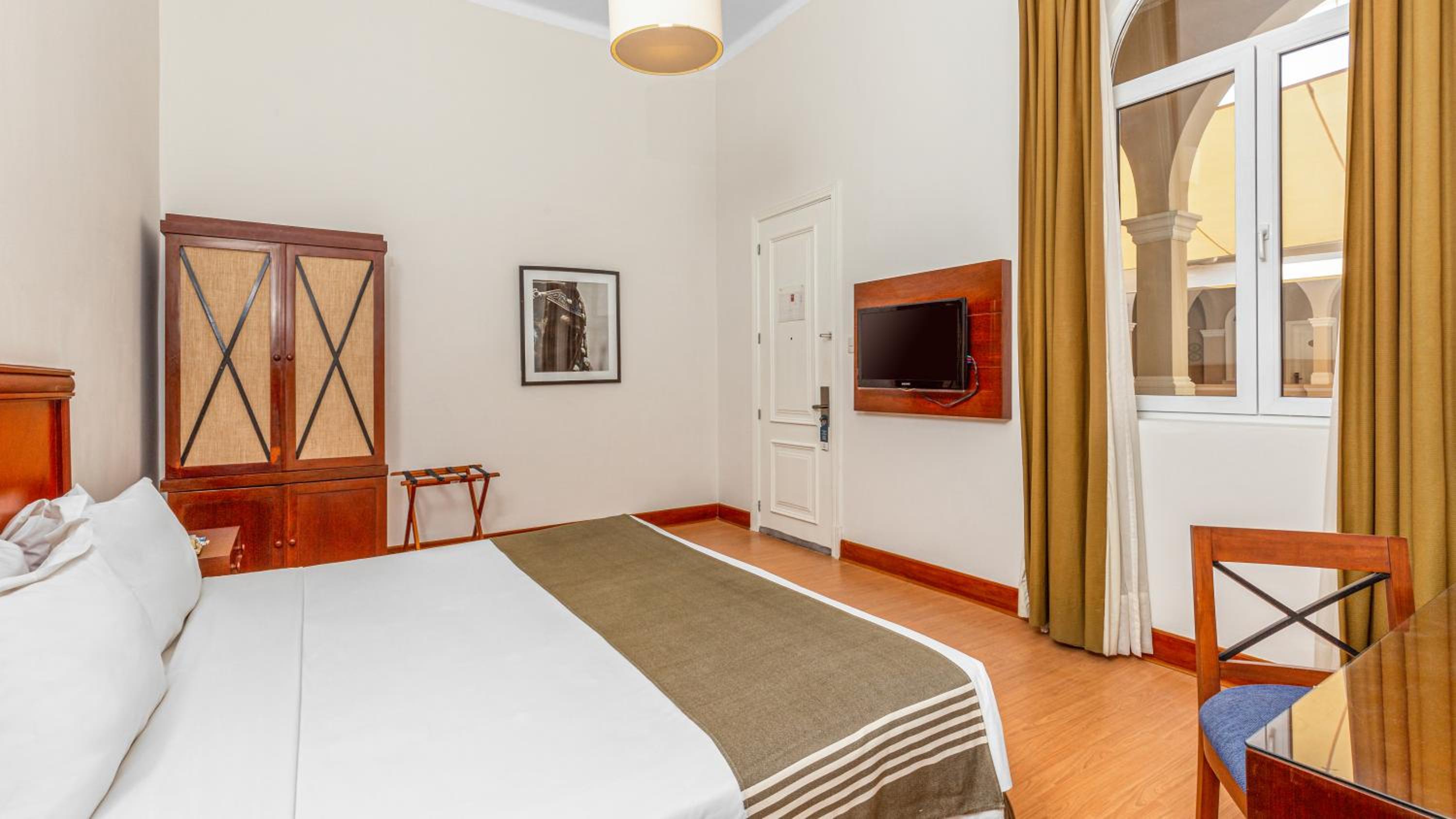 Standard Queen Room - Photo 4
