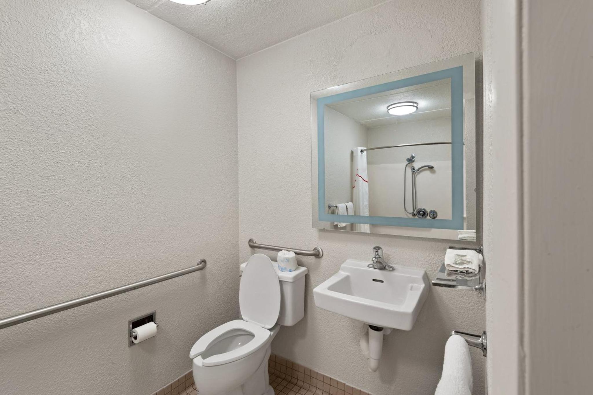  Standard King Room Disability Access Roll-In Shower Smoke Free - Photo 4