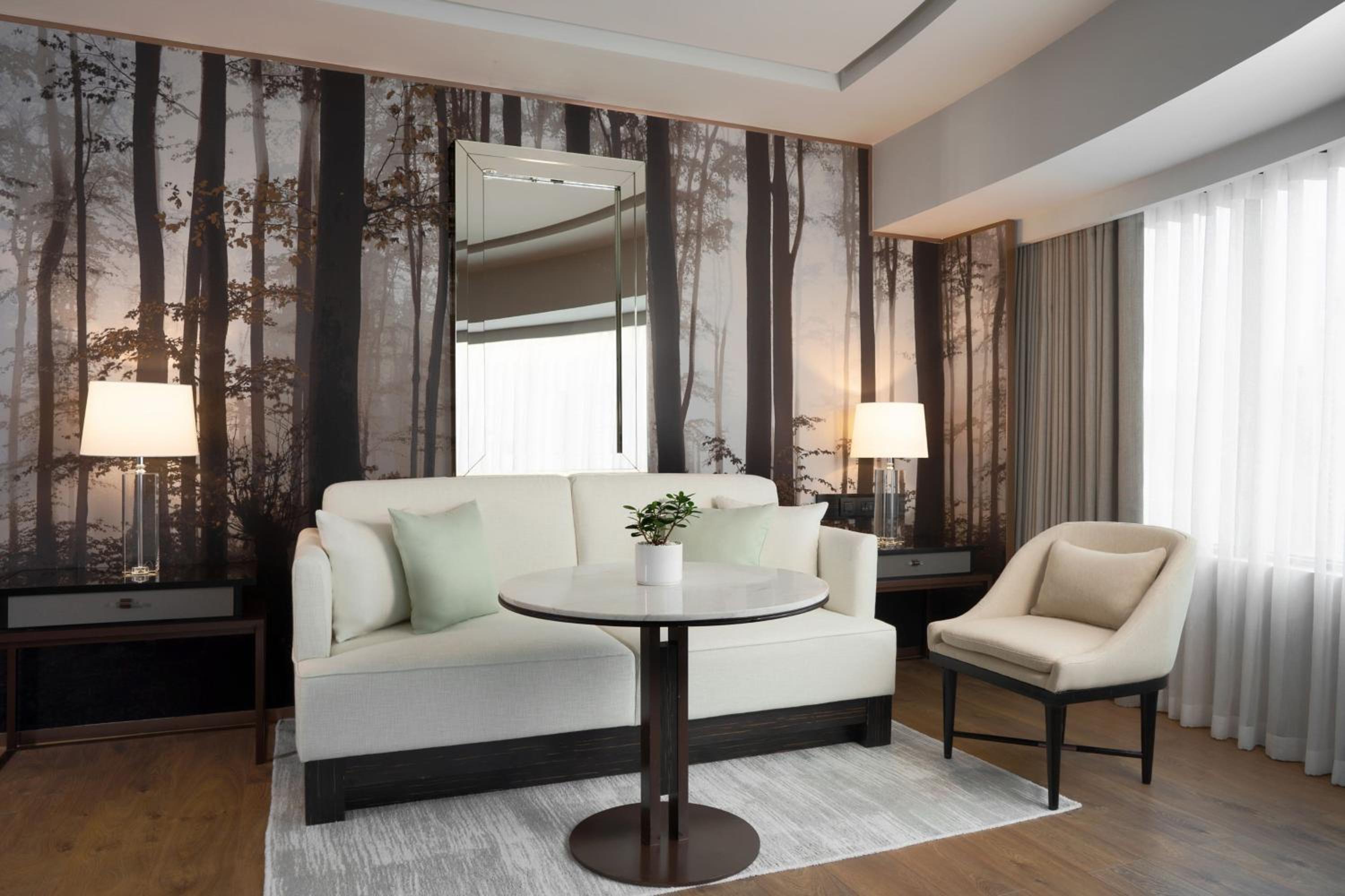 One-Bedroom Executive King Suite - Lounge Access - Photo 7