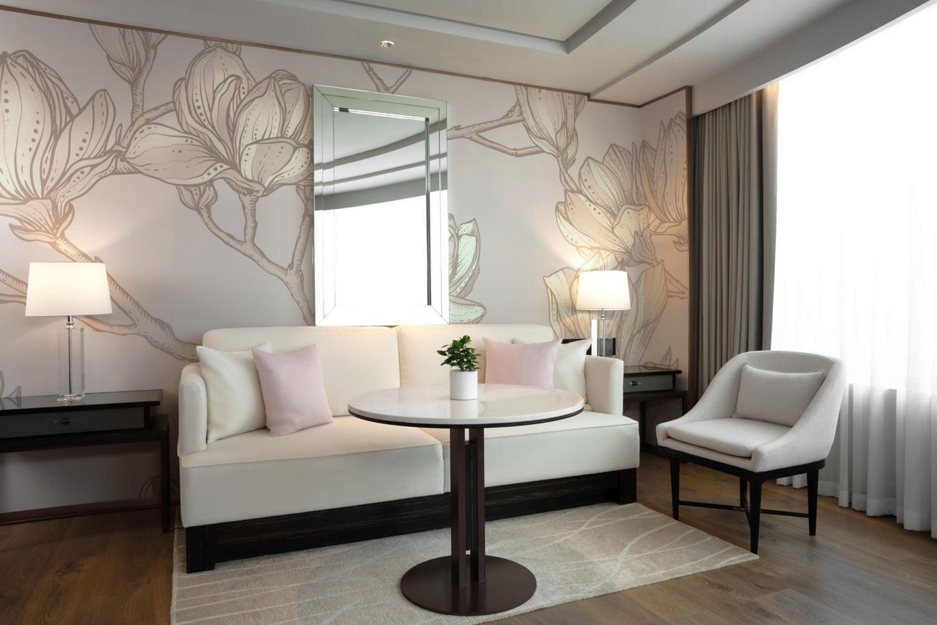 One-Bedroom Executive King Suite thumbnail 6
