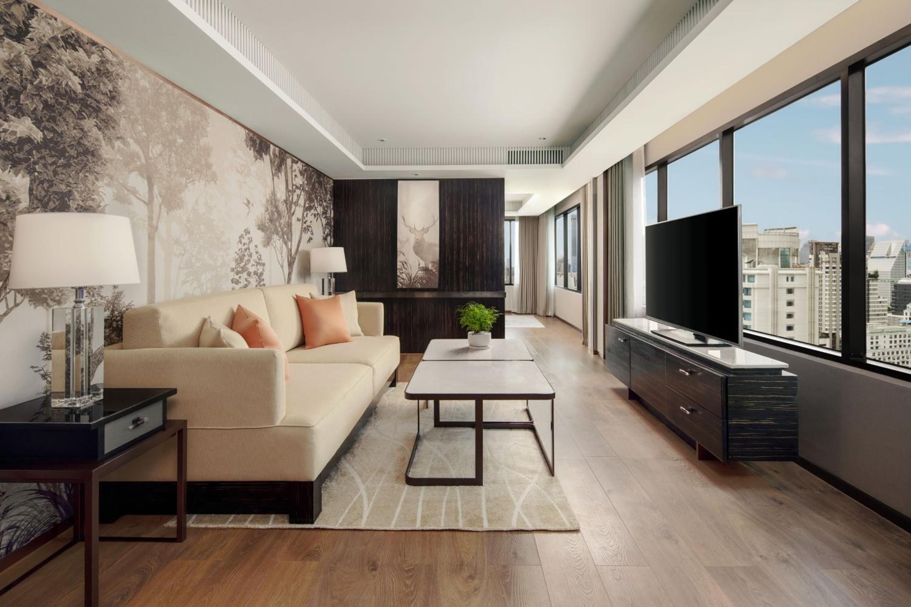 One-Bedroom Executive King Suite - Lounge Access thumbnail 6