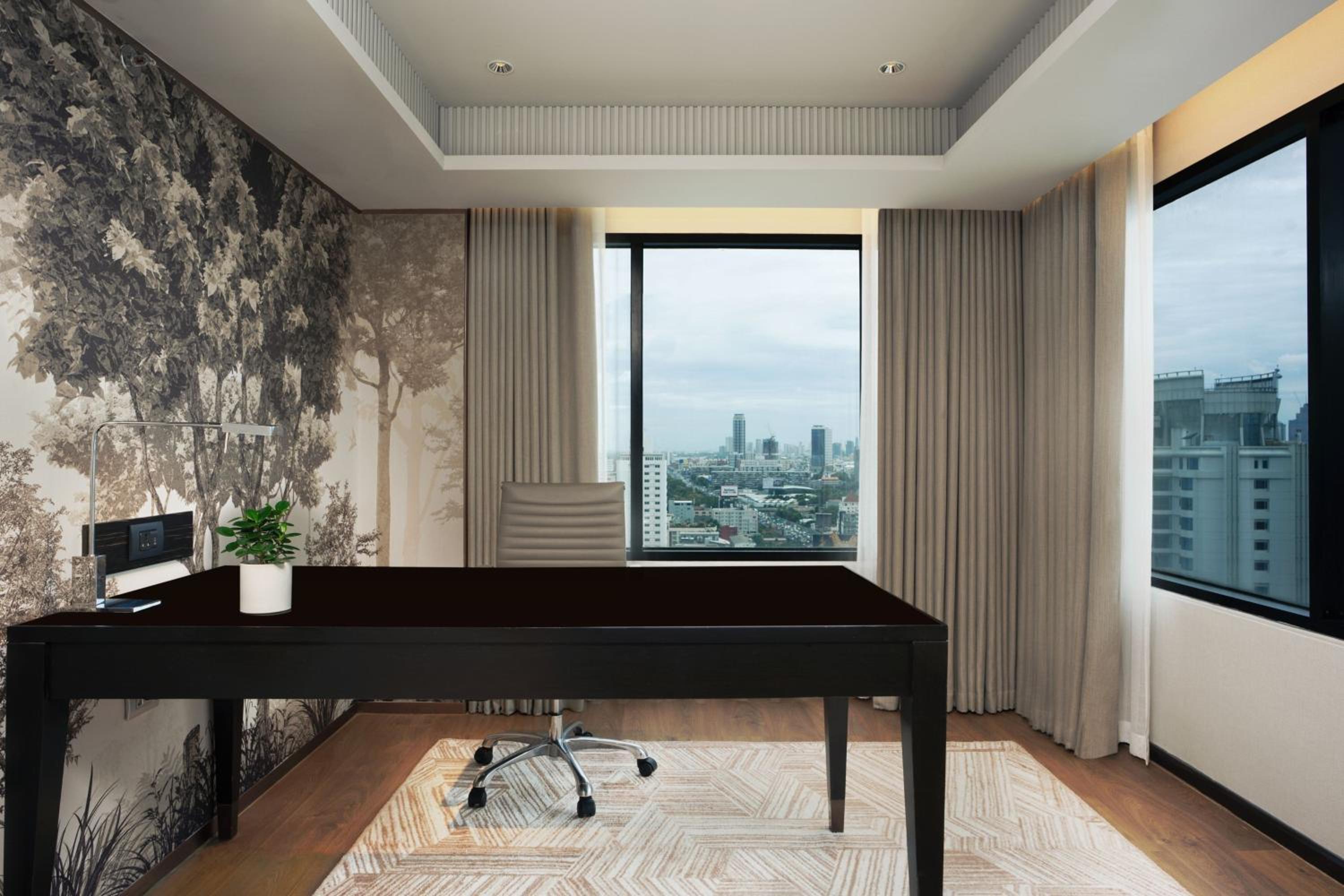One-Bedroom Executive King Suite - Lounge Access - Photo 9