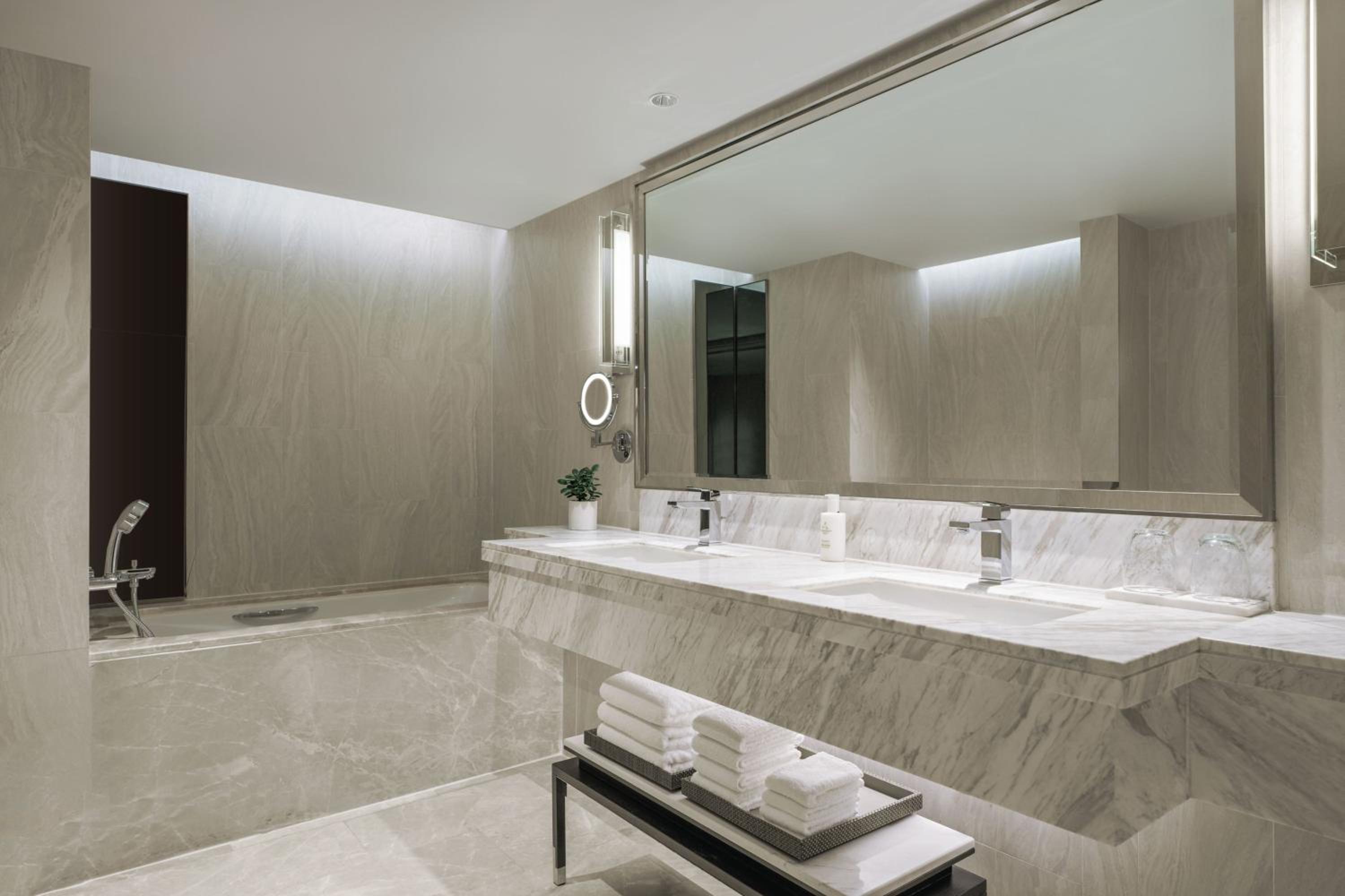 One-Bedroom Executive King Suite - Photo 8