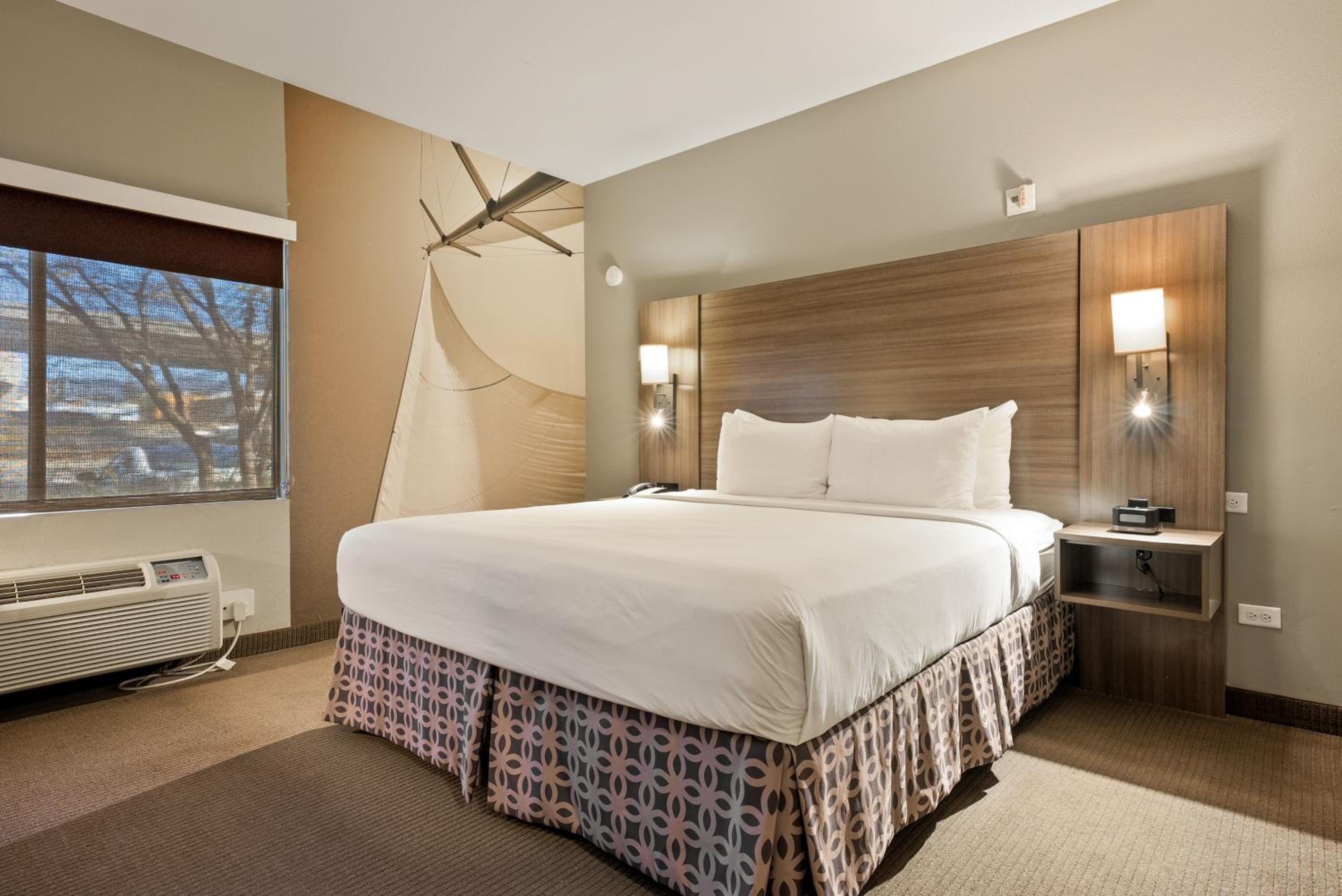 Standard City View King Room - Photo 9