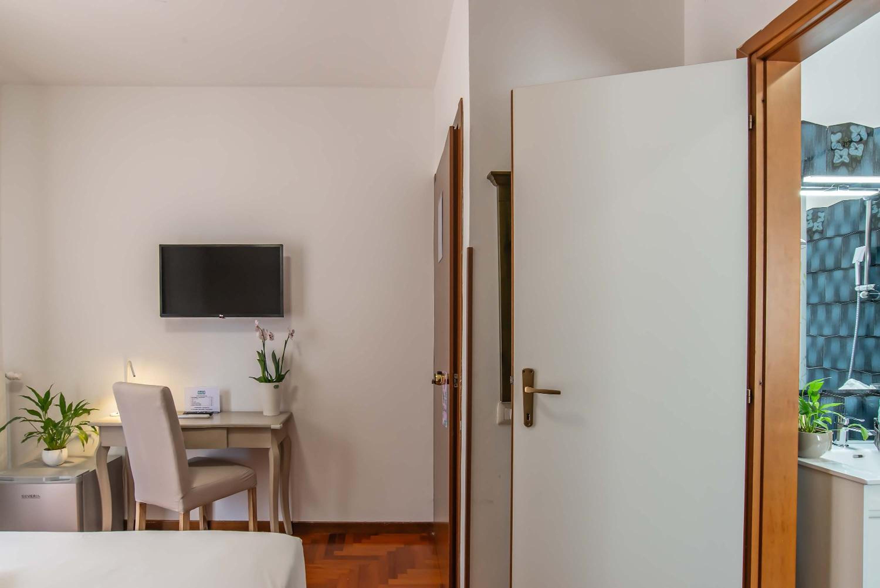Small Double Room - Photo 5
