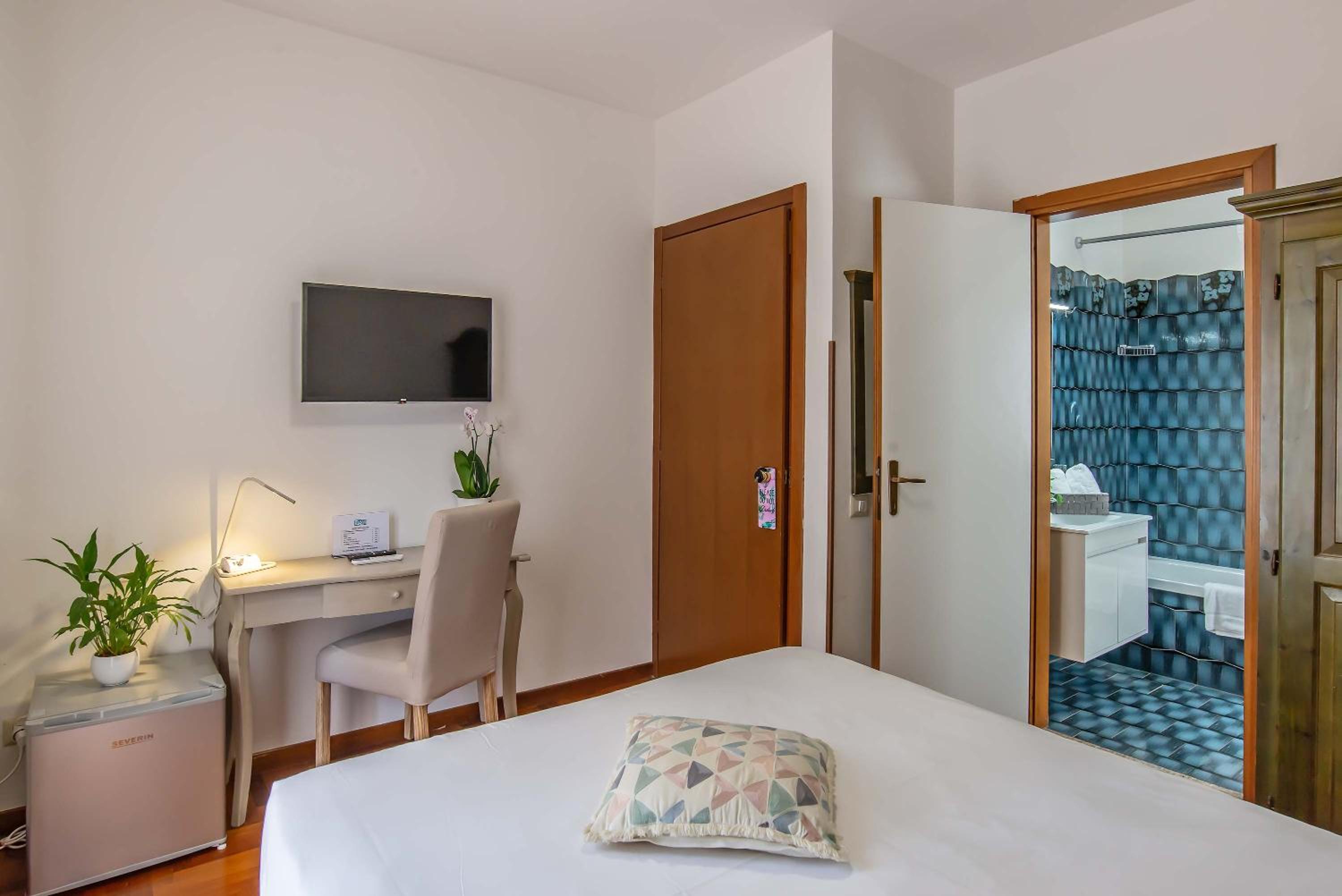 Small Double Room - Photo 6
