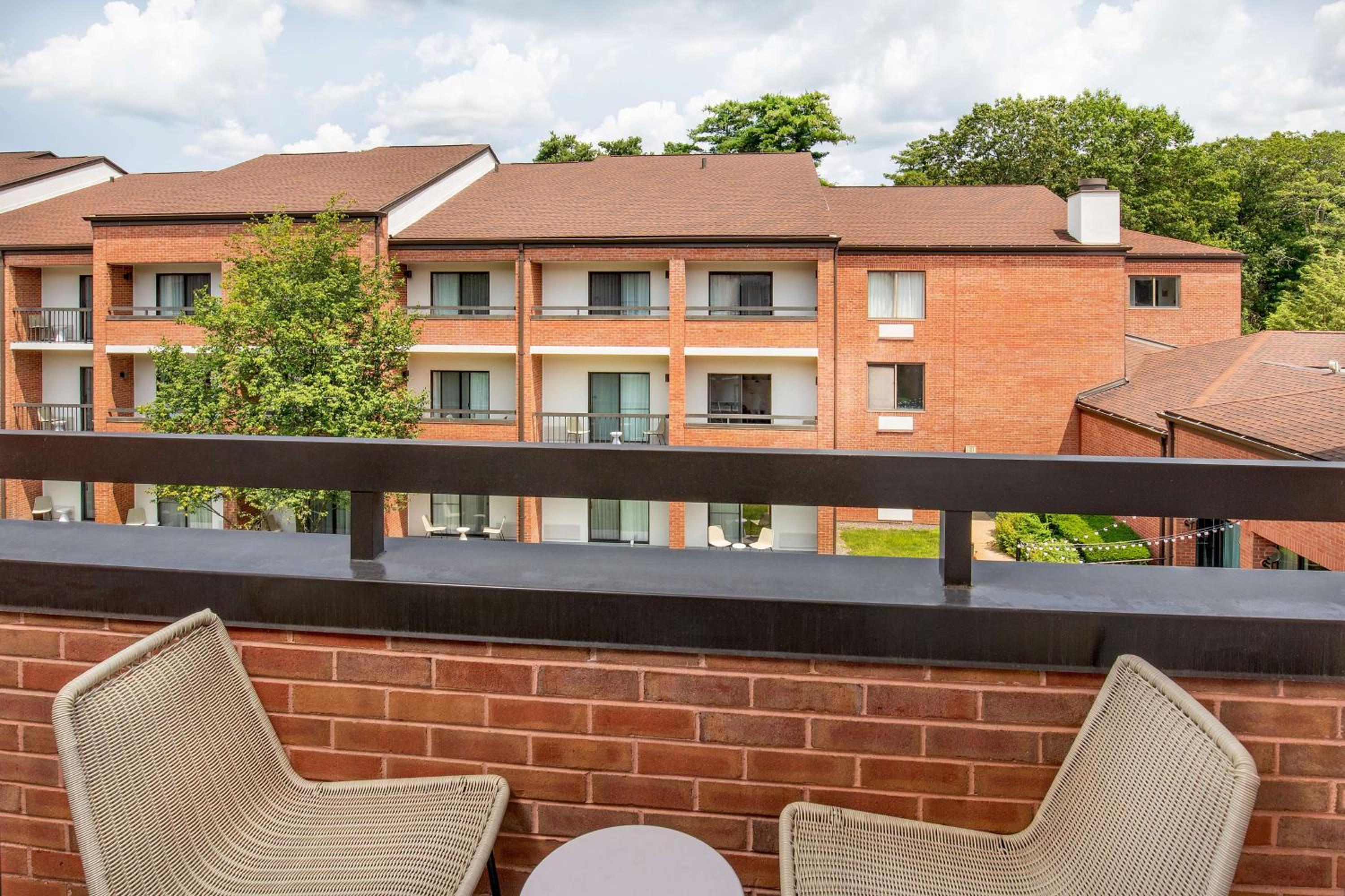 Deluxe King with Balcony - Photo 6