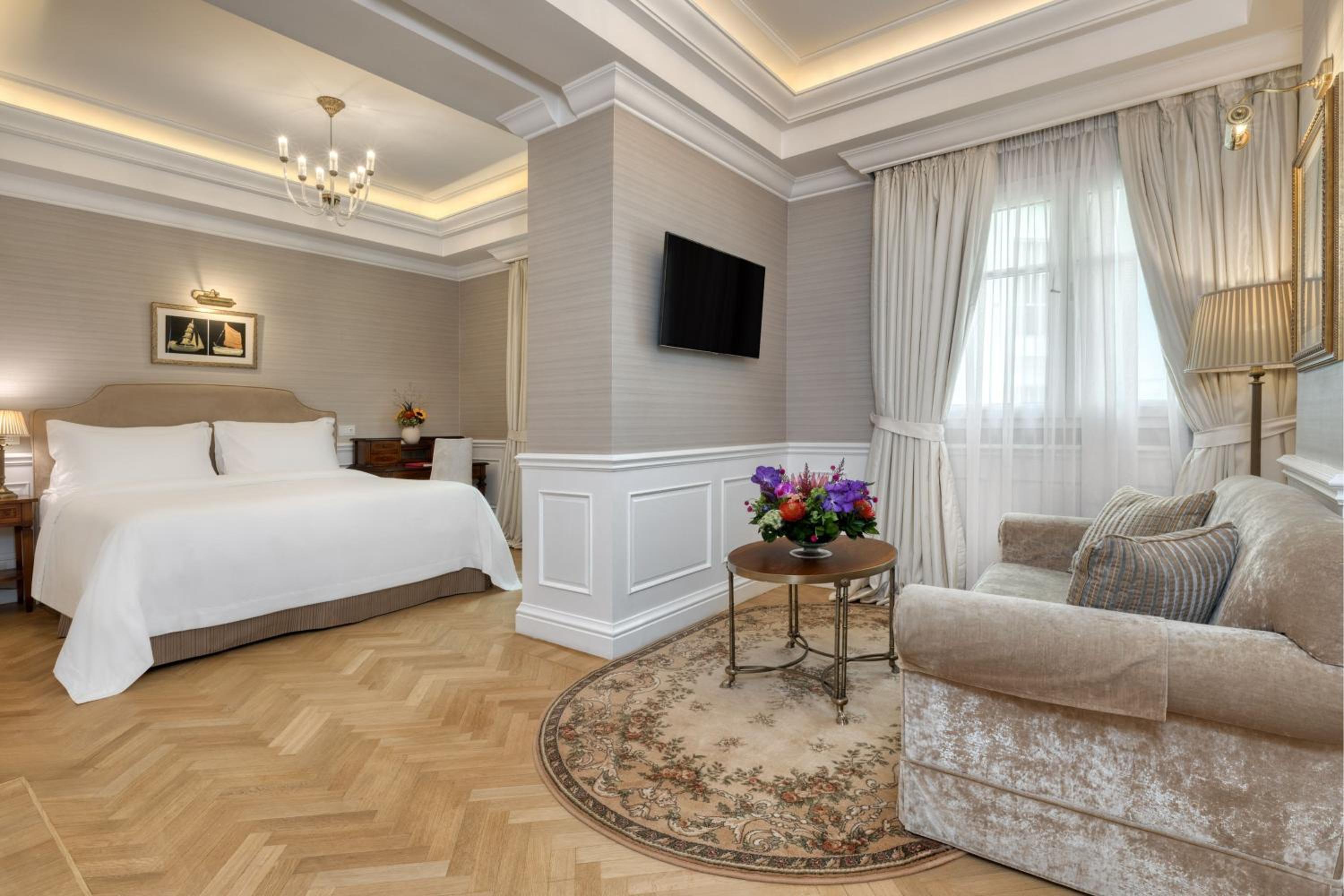 Junior Suite 1 Bedroom Suite, 1 King, Courtyard view