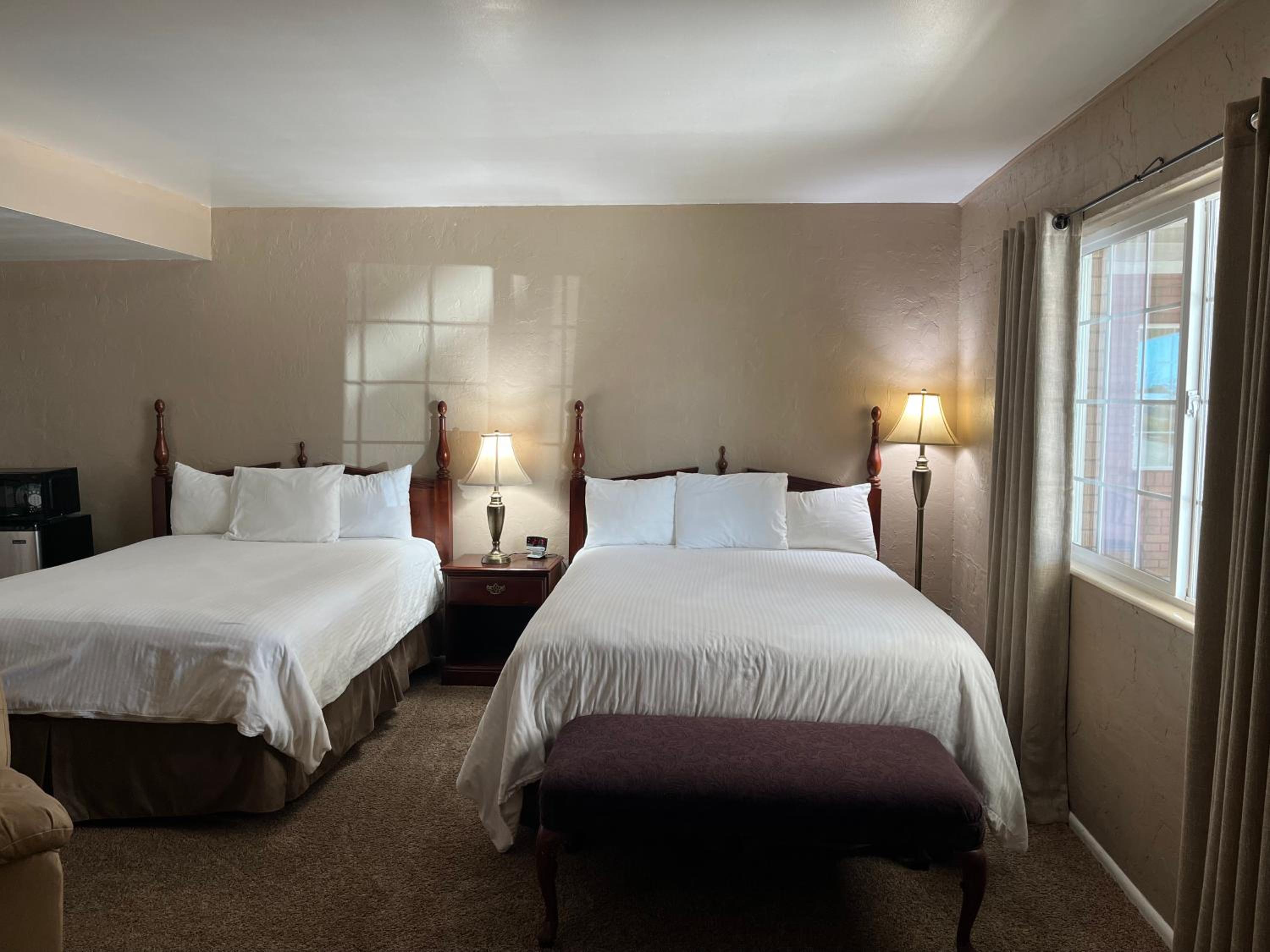 Queen Room with Two Queen Beds - Photo 5