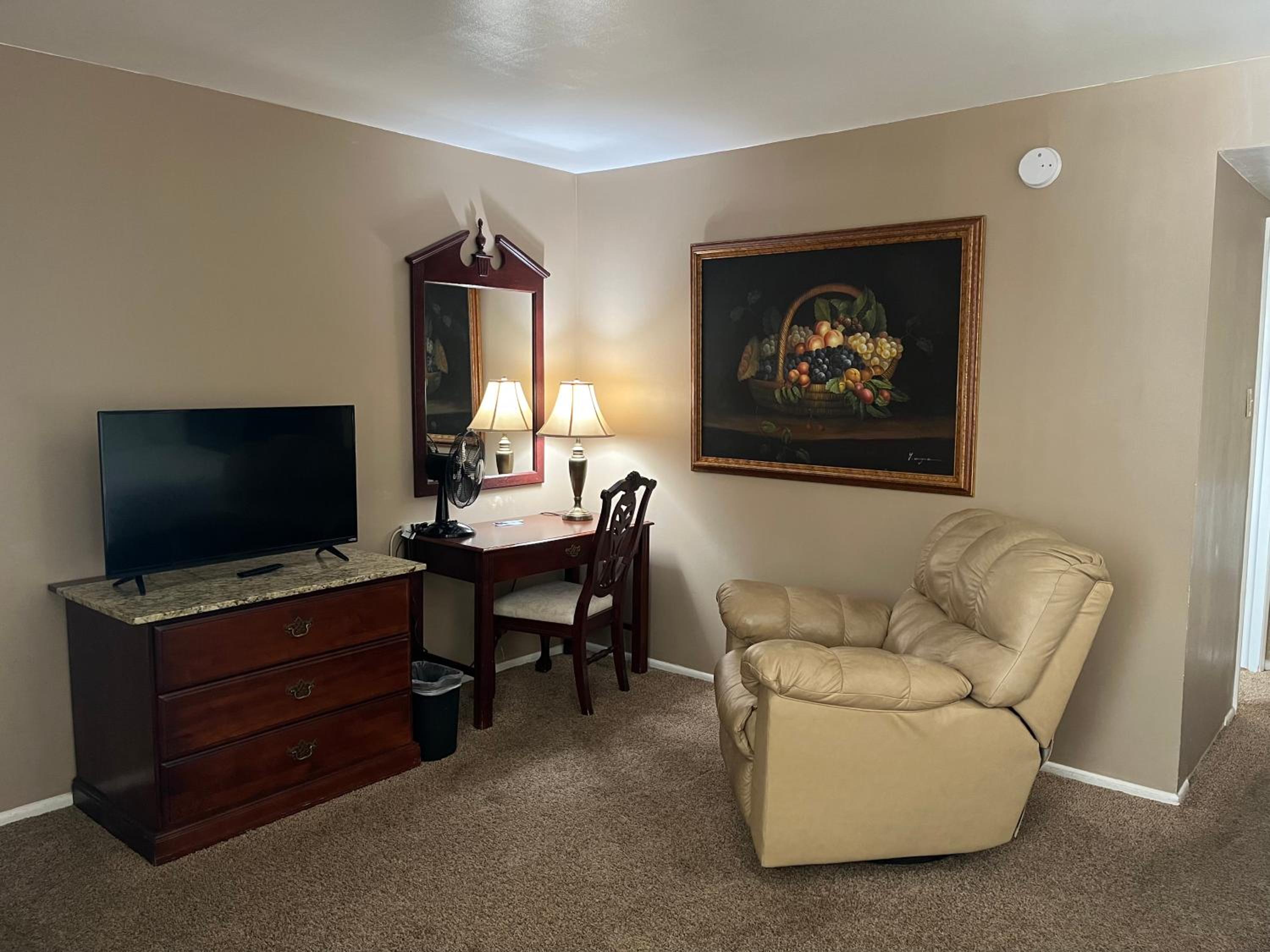 Queen Room with Two Queen Beds - Photo 7