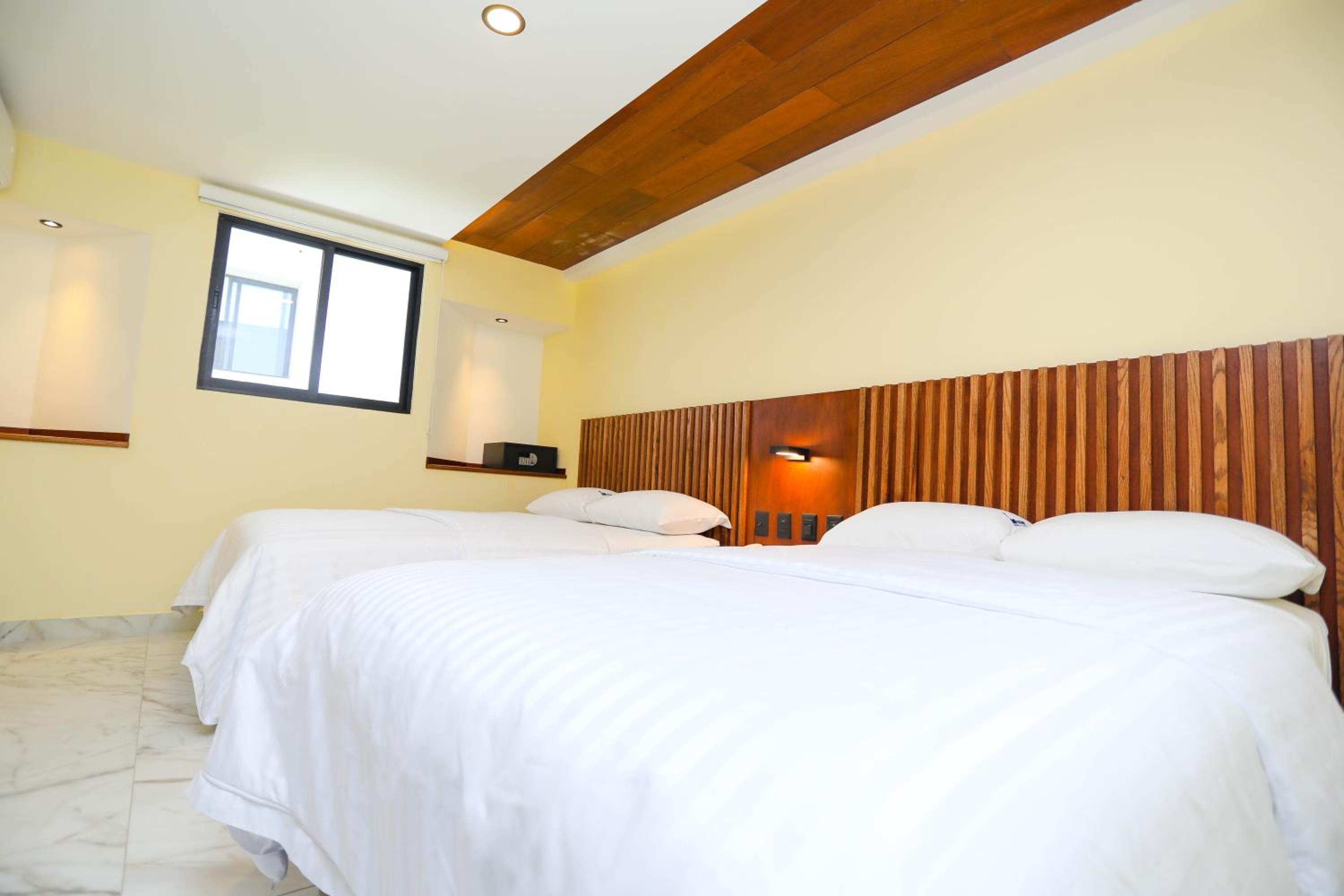 Deluxe Room - Photo 20