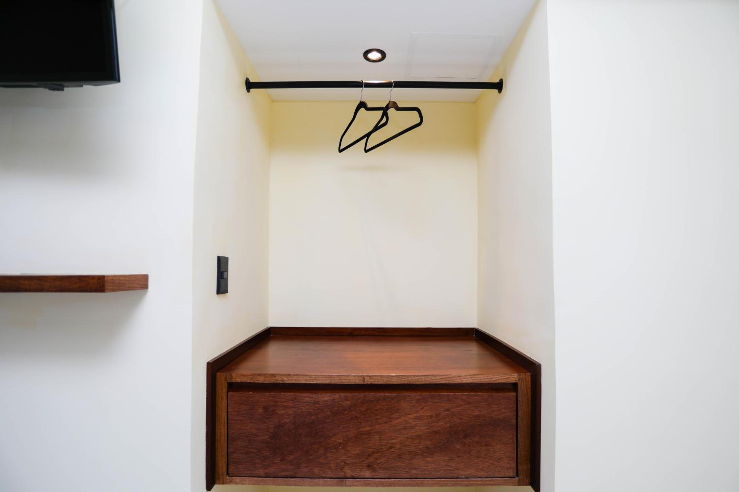 Deluxe Room - Photo 17