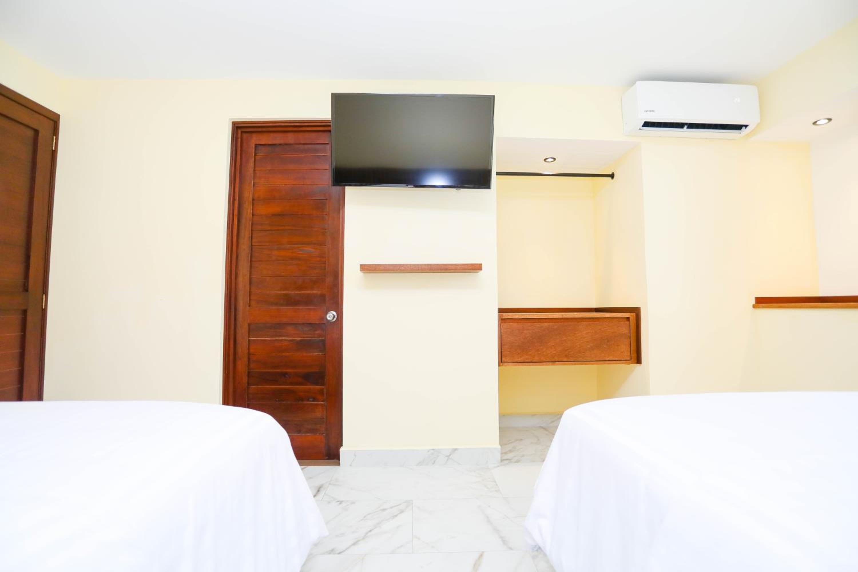 Deluxe Room - Photo 25
