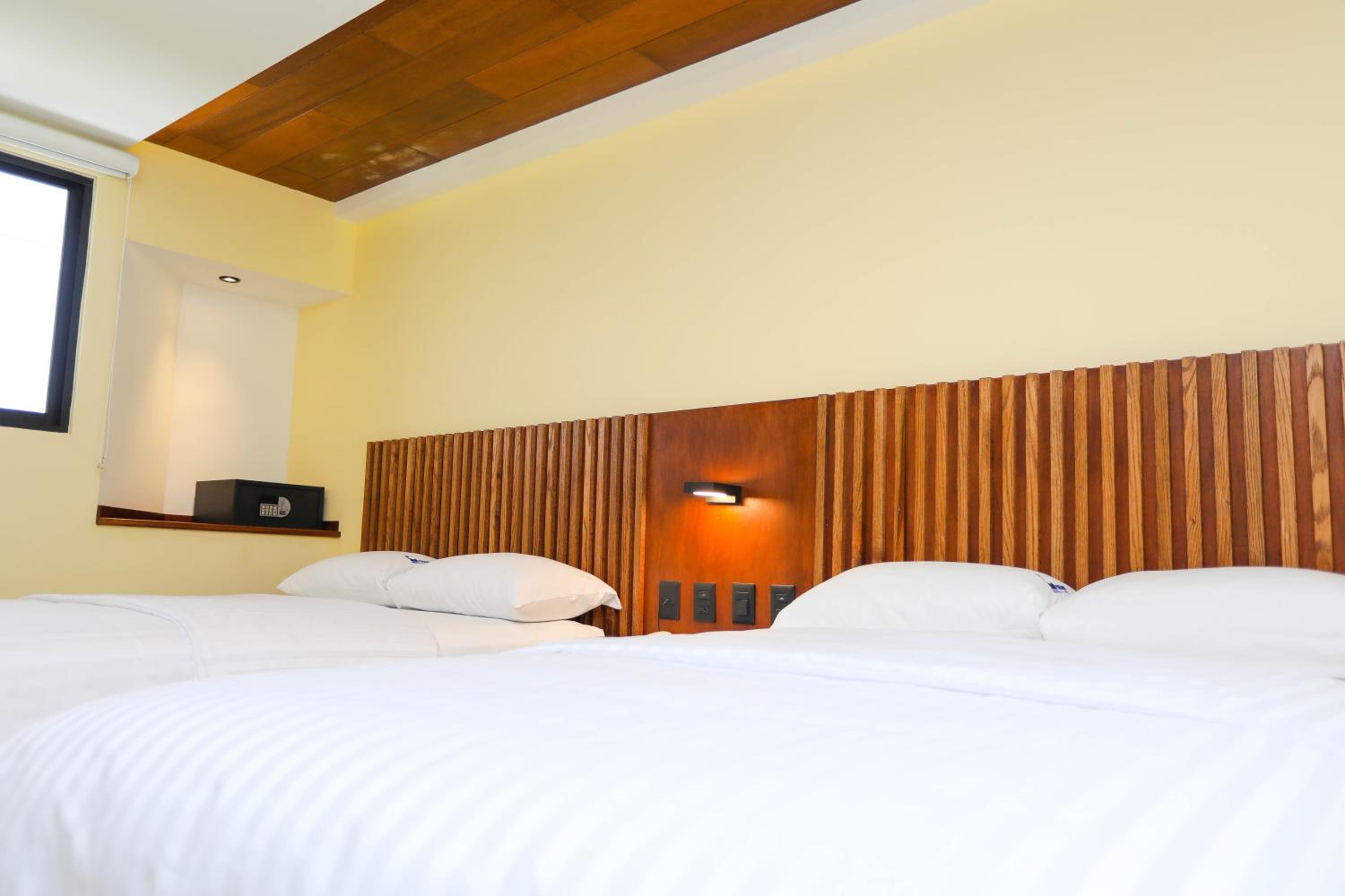 Deluxe Room - Photo 24