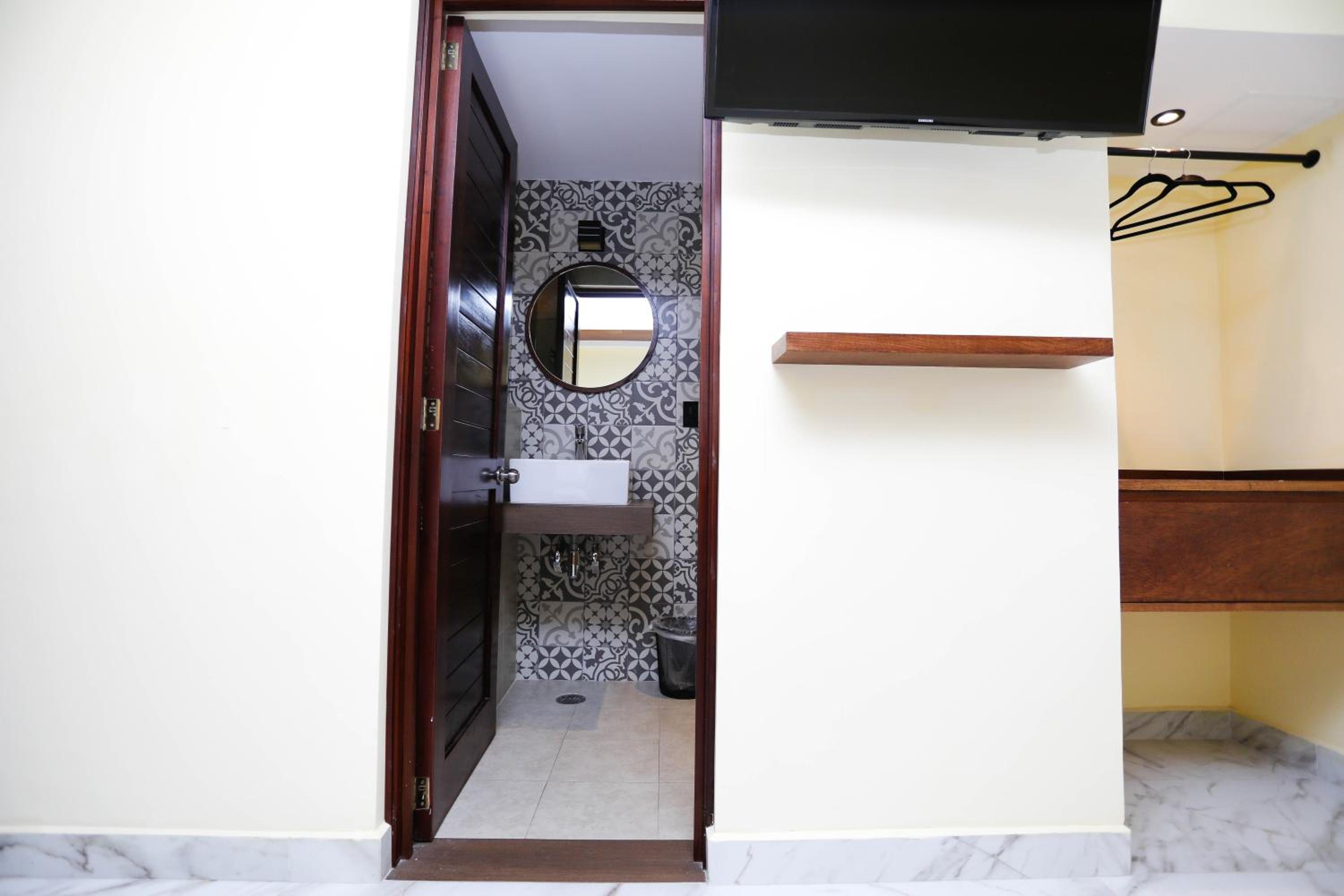 Deluxe Room - Photo 13