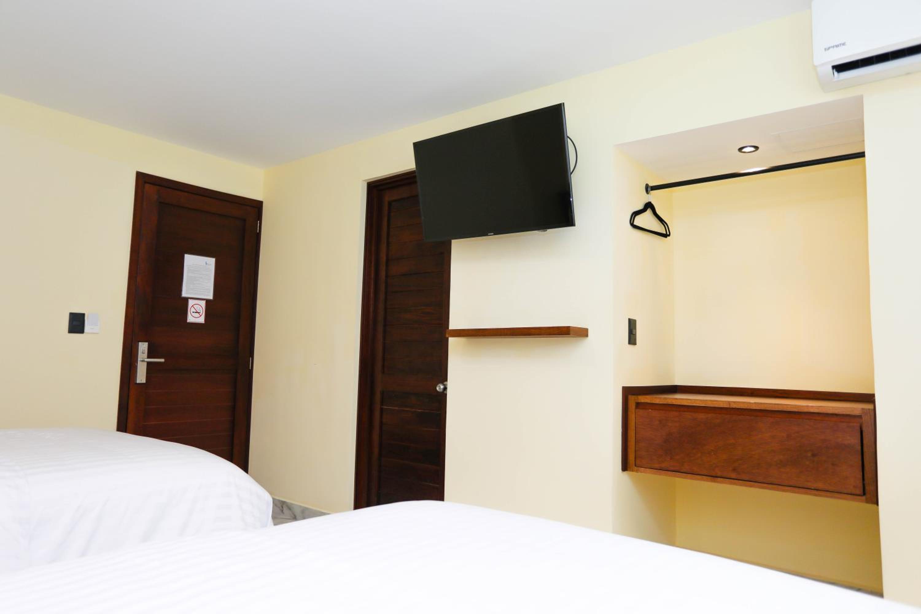 Deluxe Room - Photo 33