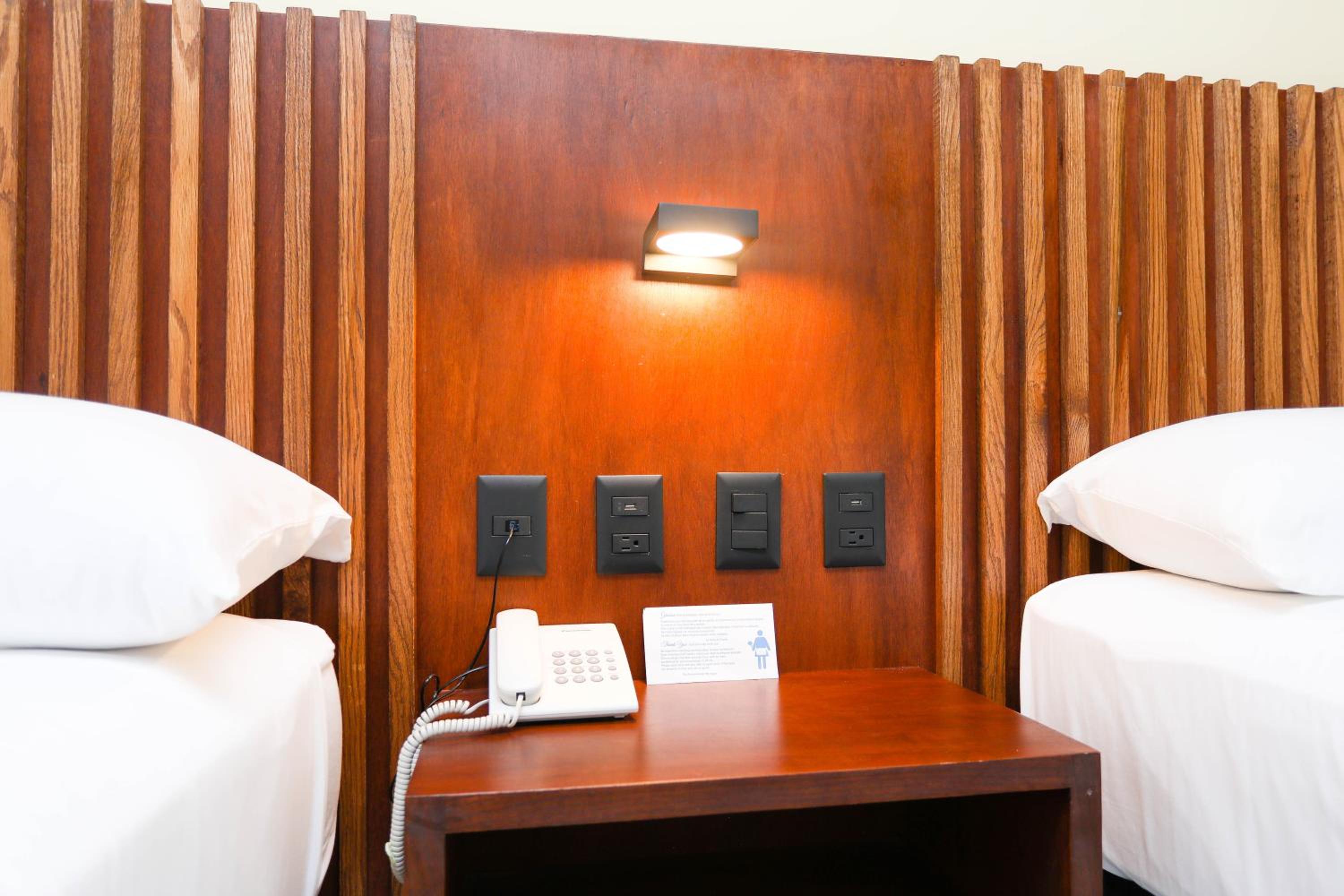 Deluxe Room - Photo 16
