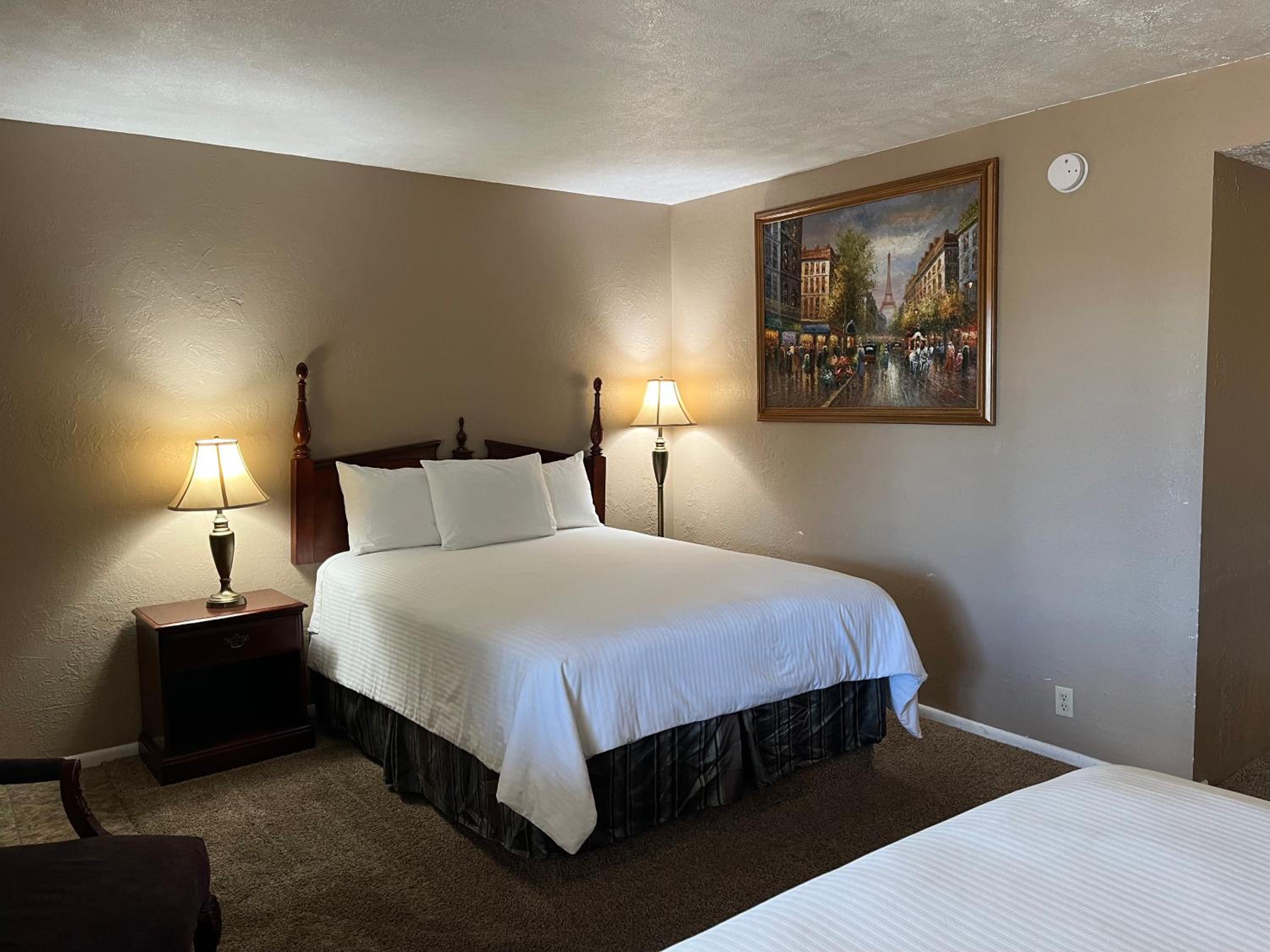 Queen Room with Two Queen Beds - Photo 11