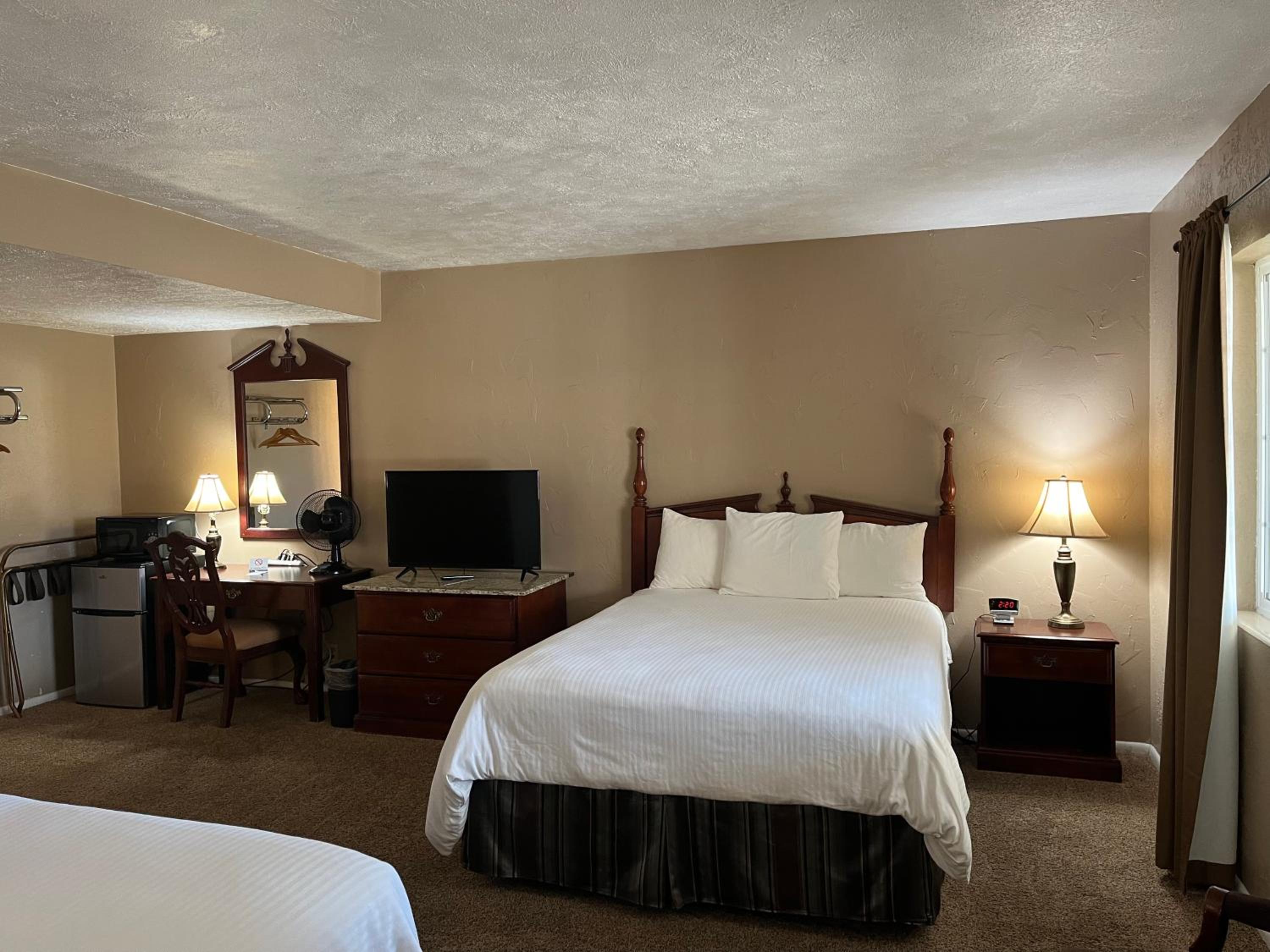 Queen Room with Two Queen Beds - Photo 10